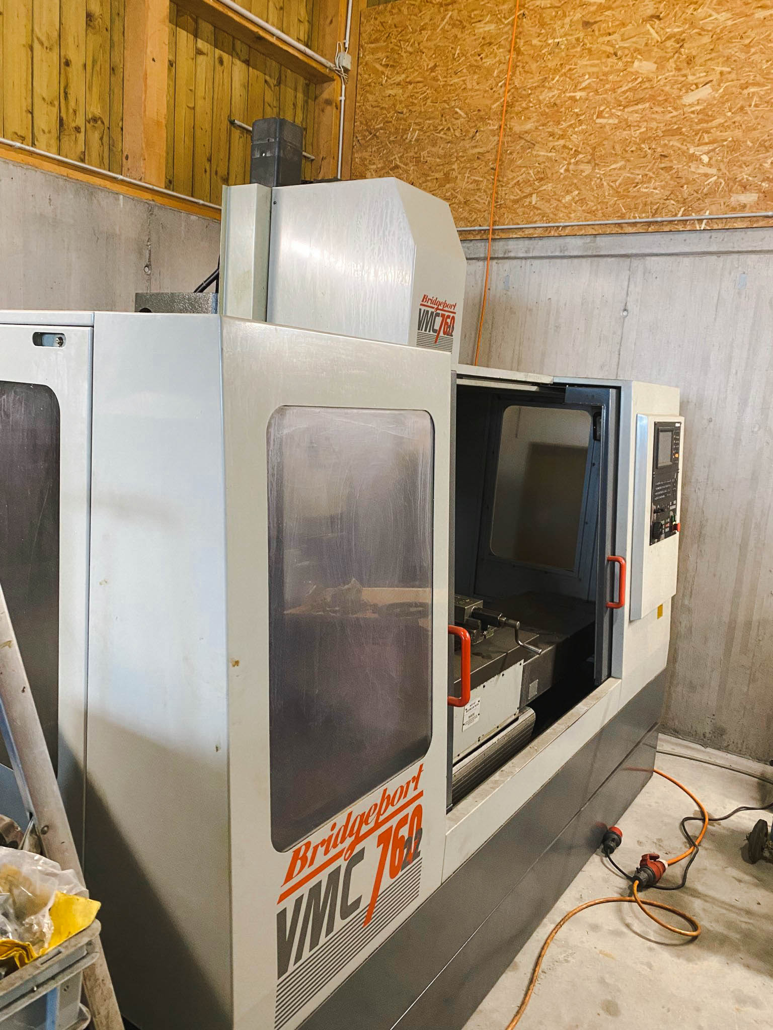 Used Bridgeport VMC 760/22 - Vertical Machining Center - 1995