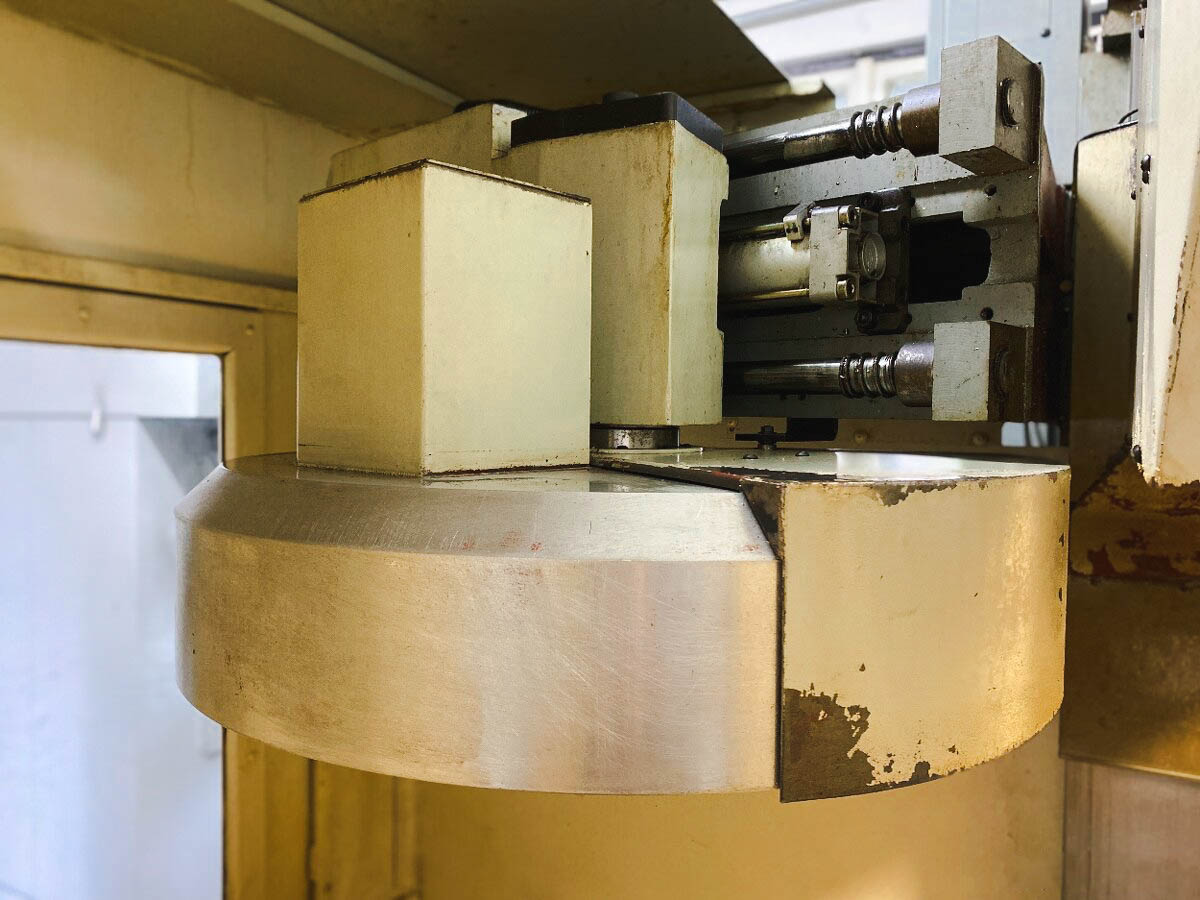 Used Hartford Omikron 850 - Vertical Machining Center - 2001