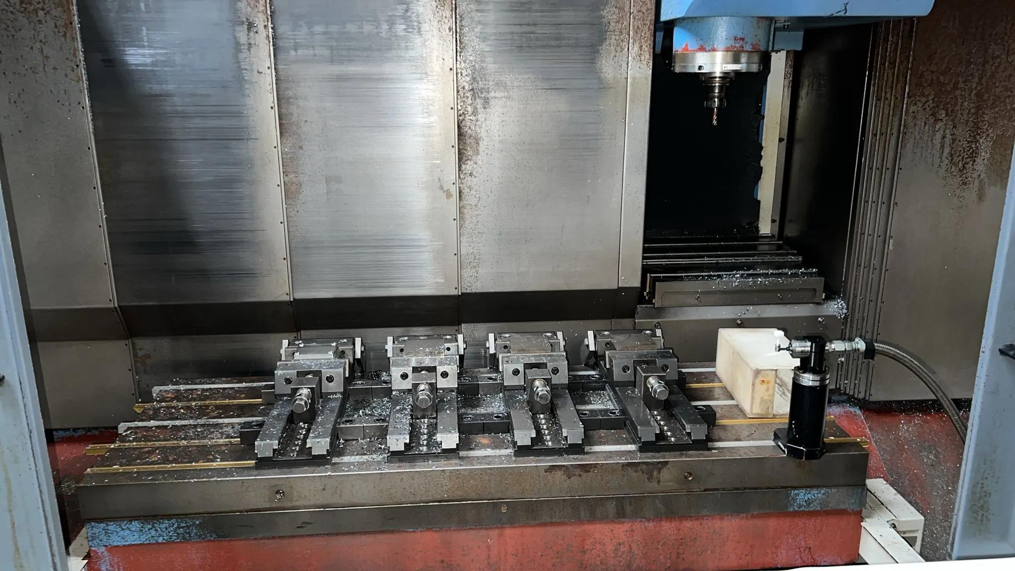 Usado Centro de mecanizado vertical Mazak VTC-200B I, 1999