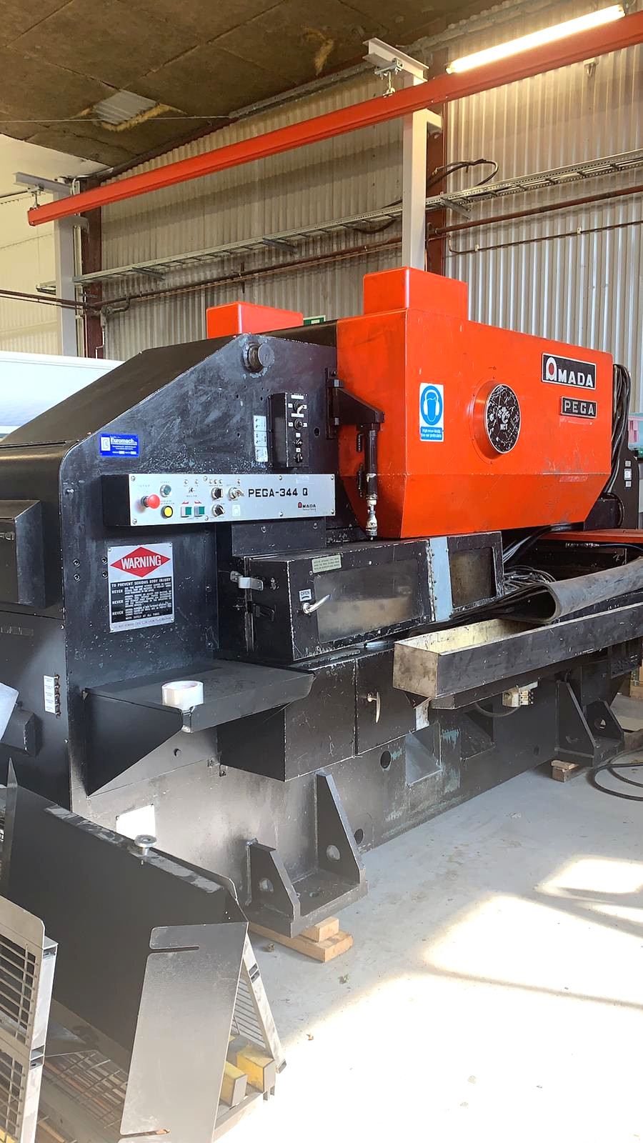 Gebruikt Amada Pega 344 Q I Punching Machine I 1985