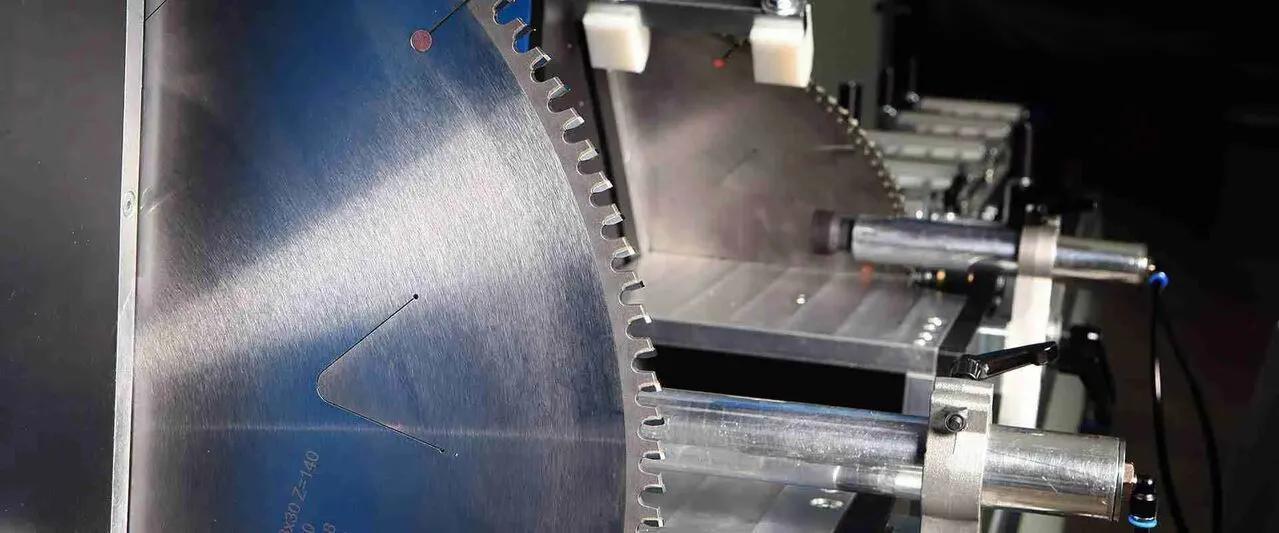 Ozgenc Makina OMRM 133 PRO I Máquina Automática de Corte de Aluminio de Doble Cabezal