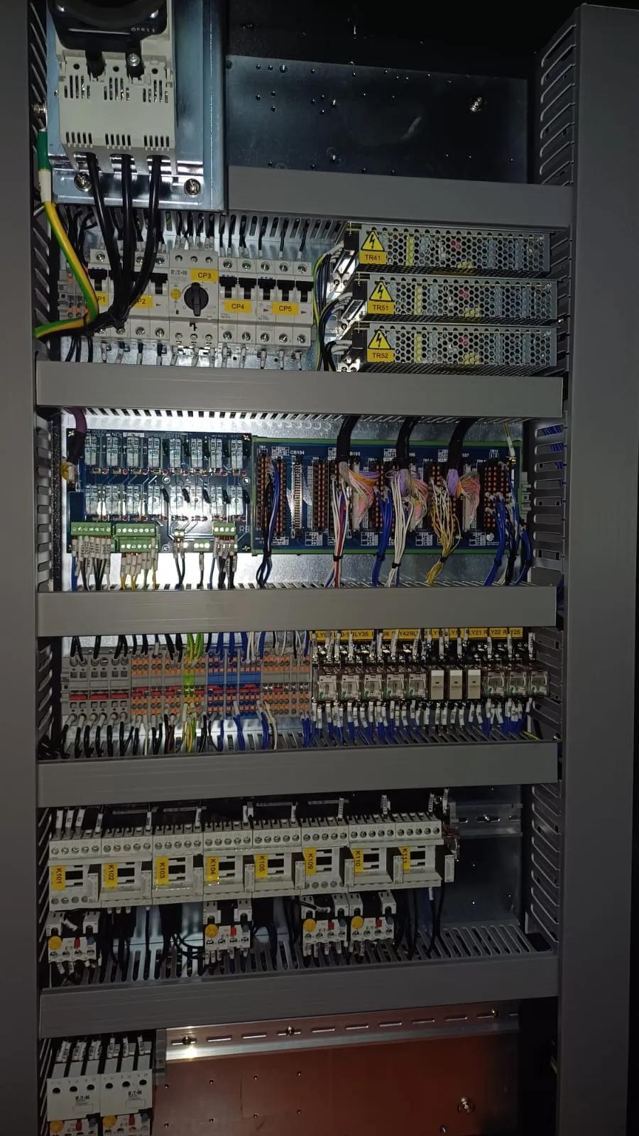 Gebruikt Leadwell V-32IF I Verticaal bewerkingscentrum