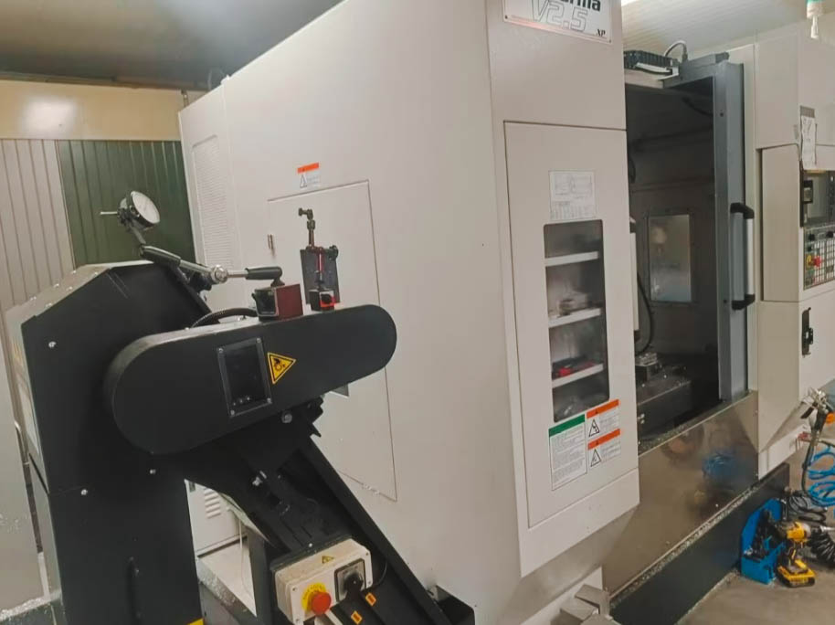 Gebruikt Akira Seiki V2.5XP I Verticaal Bewerkingscentrum I 2021