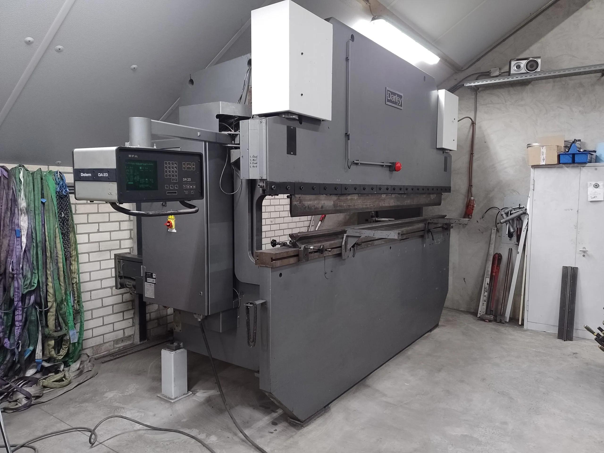 Usado Prensa plegadora Darley EEHP 110 36/31 I 1991