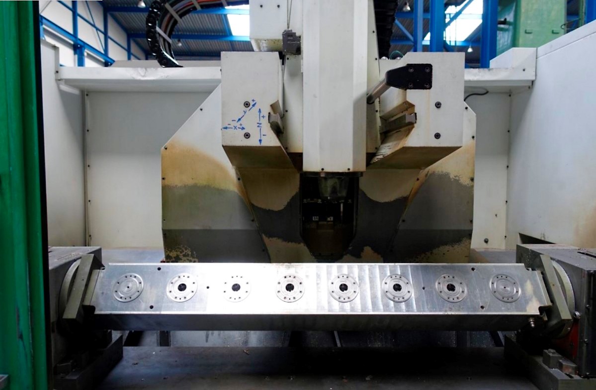 Used Unisign UV4000 - Vertical Machining Center - 2007