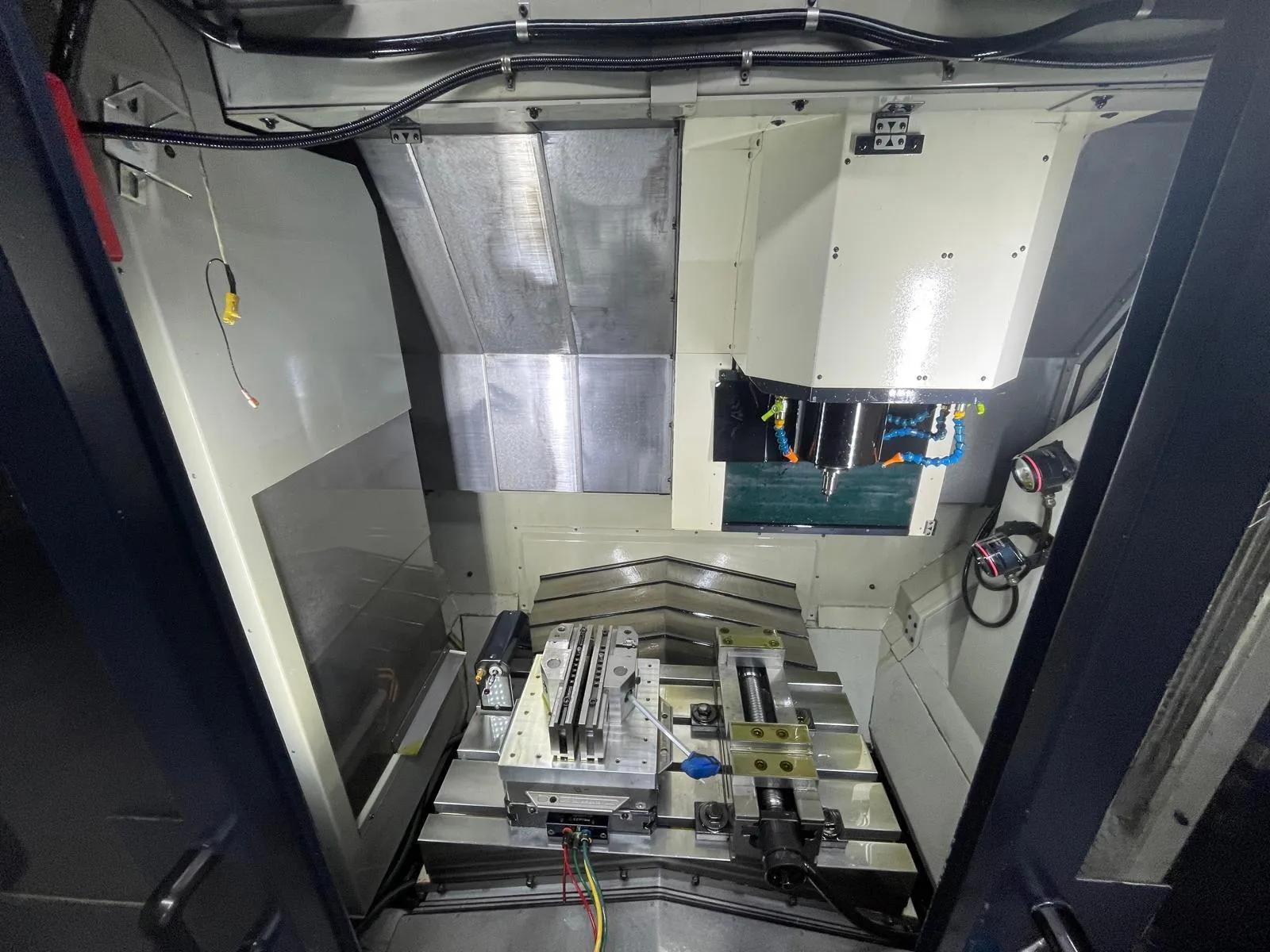 Usado Centro de mecanizado vertical Makino V33 I 2007