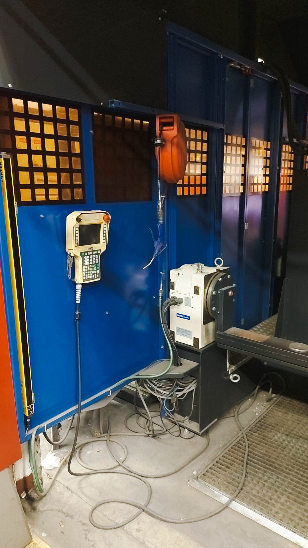 Usado OTC Daihen AXCMN1-C000 - Robot de Soldadura - 2006