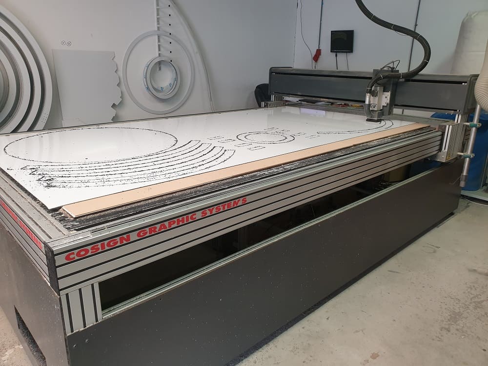 Usado Cosign Graphics Systems - Centros de Mecanizado CNC - 2008