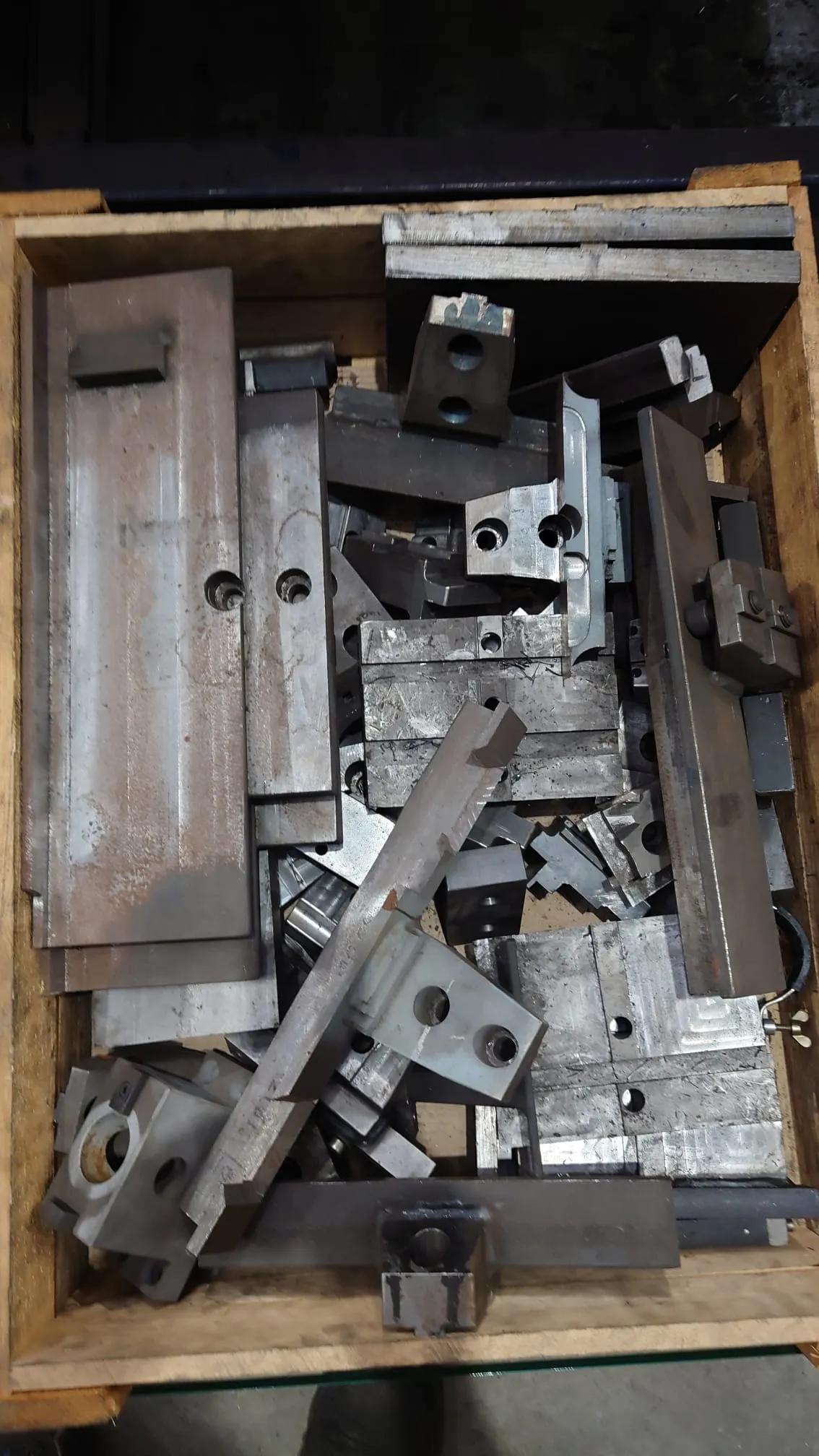 Usado Centro de Mecanizado Vertical Accuway UM-350V5 I