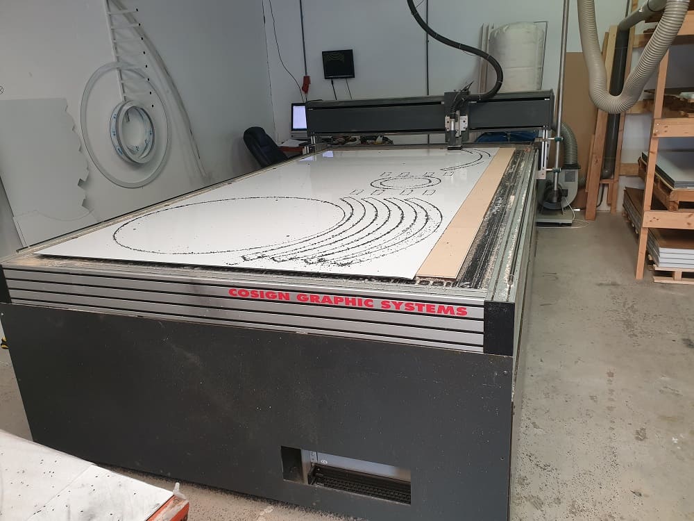 Usado Cosign Graphics Systems - Centros de Mecanizado CNC - 2008