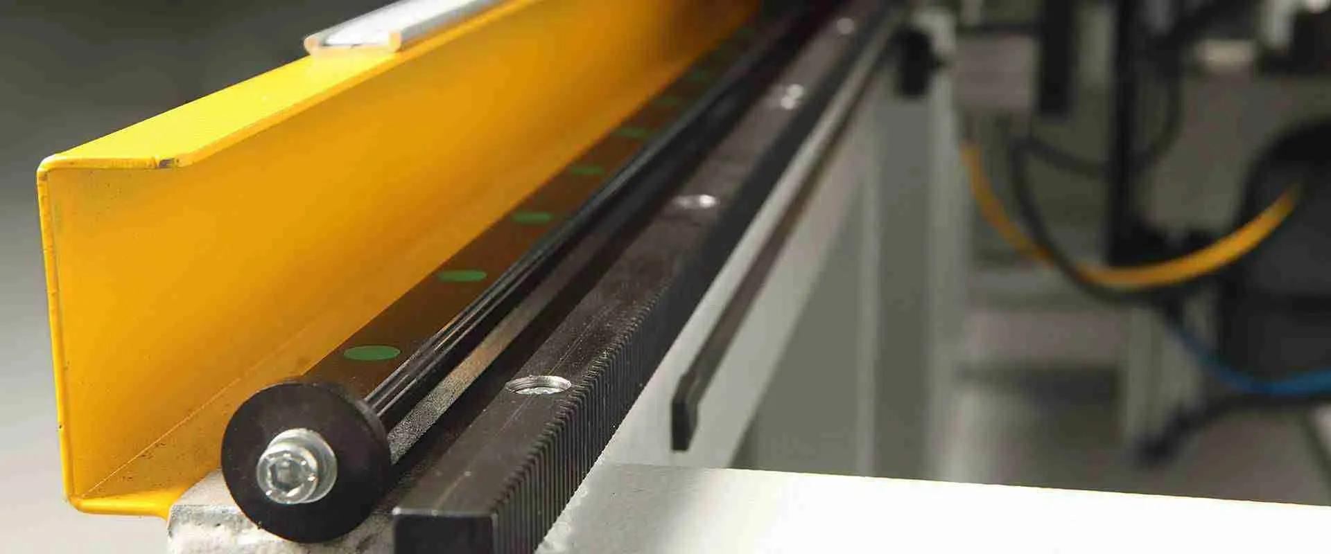 Ozgenc Makina ALU 200 I Corte y Perforación de Aluminio con Doble Cabezal