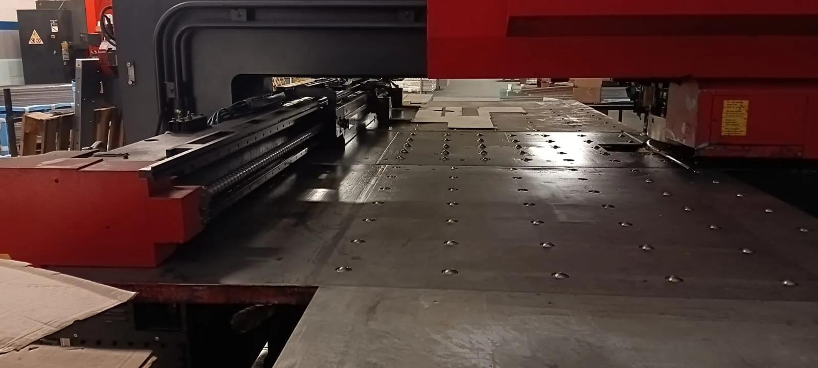 Gebruikt Amada Pega 357 I Perforatiemachine