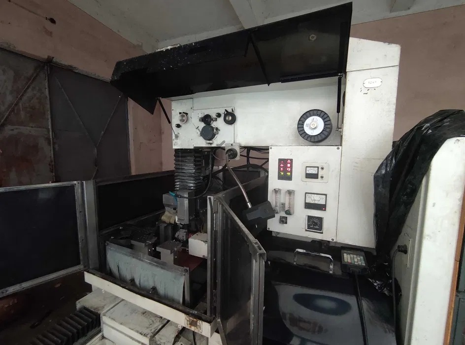 Used Fanuc Tape Cut W3 I Wire EDM Machine I 1990