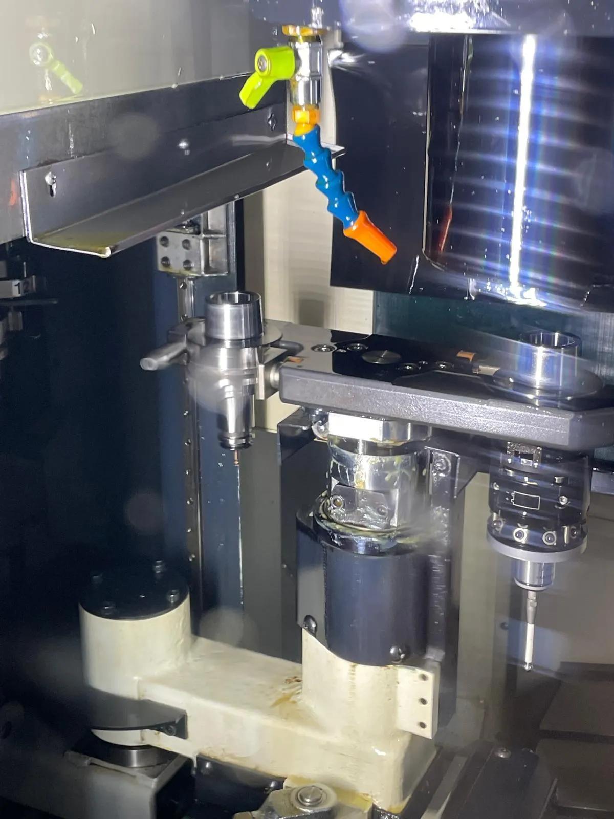 Usado Centro de mecanizado vertical Makino V33 I 2007