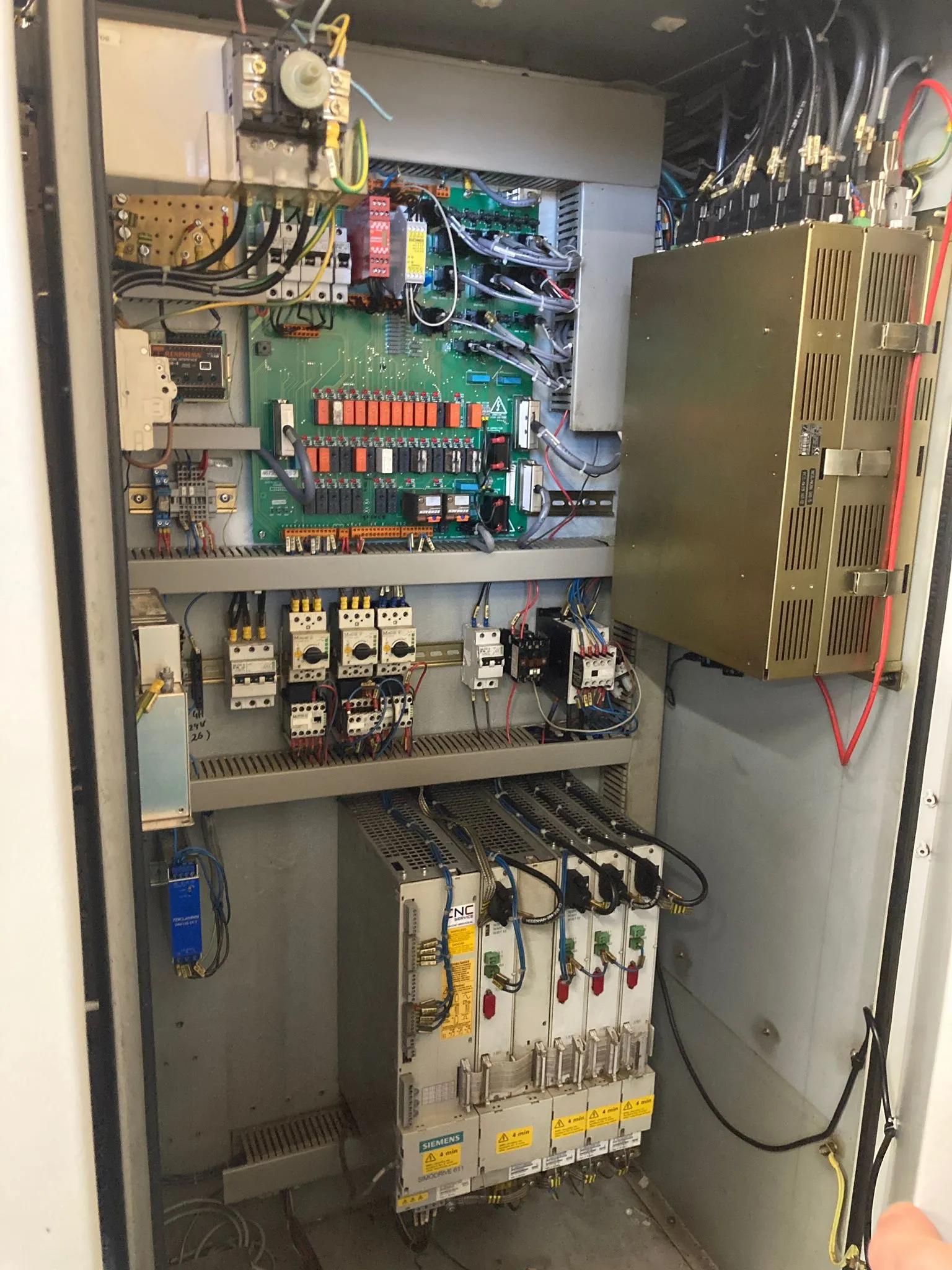 Usado Centro de Mecanizado Vertical Bridgeport VMC 800/22 I