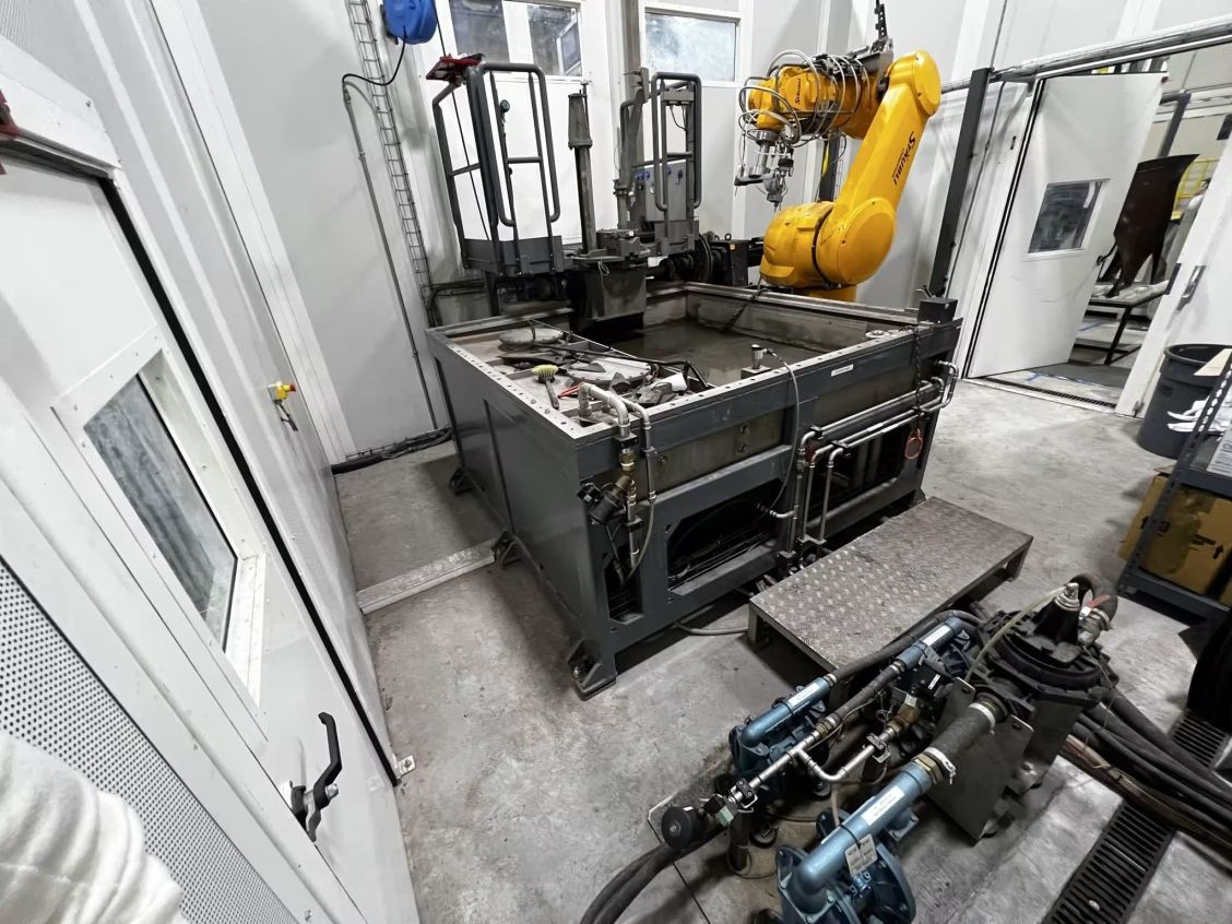 Used Aquarese by Flow 8-Axis I Robotic Waterjet Contouring