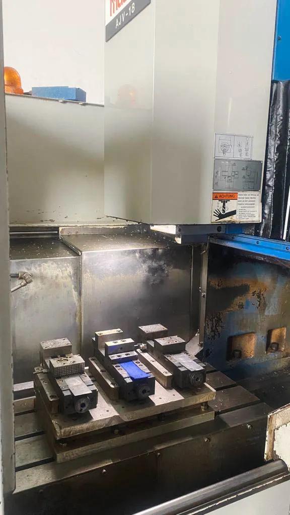 Gebruikt Mazak AJV-18 I Verticale Bewerking Centrum