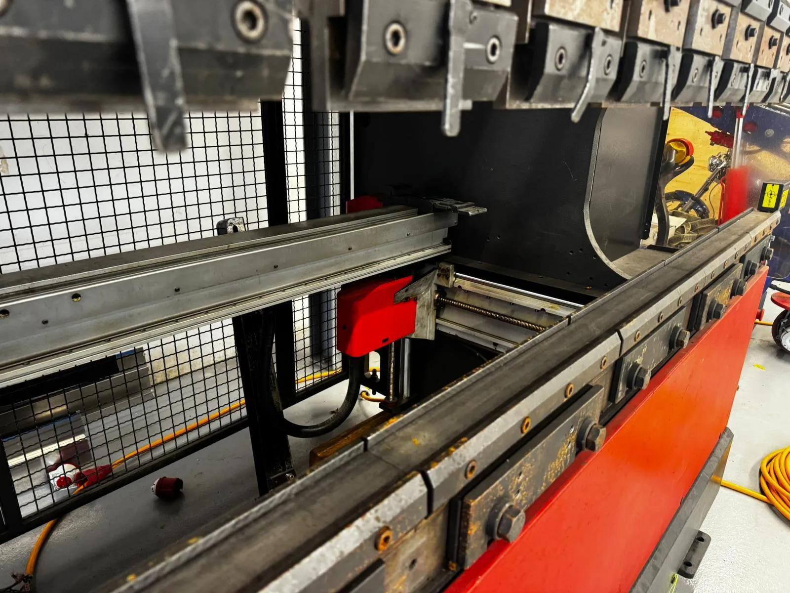 Gebruikt Amada HFE 100-3 I Persbank