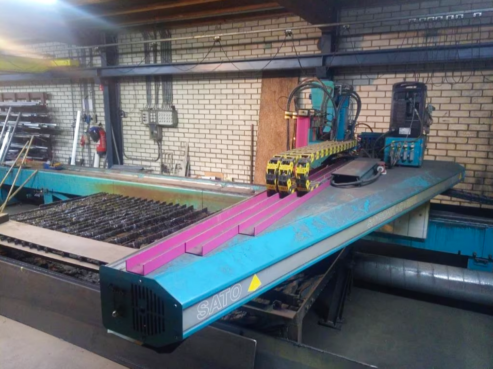 Usado Sato Satronik C 2500 - Corte por Plasma - 2000