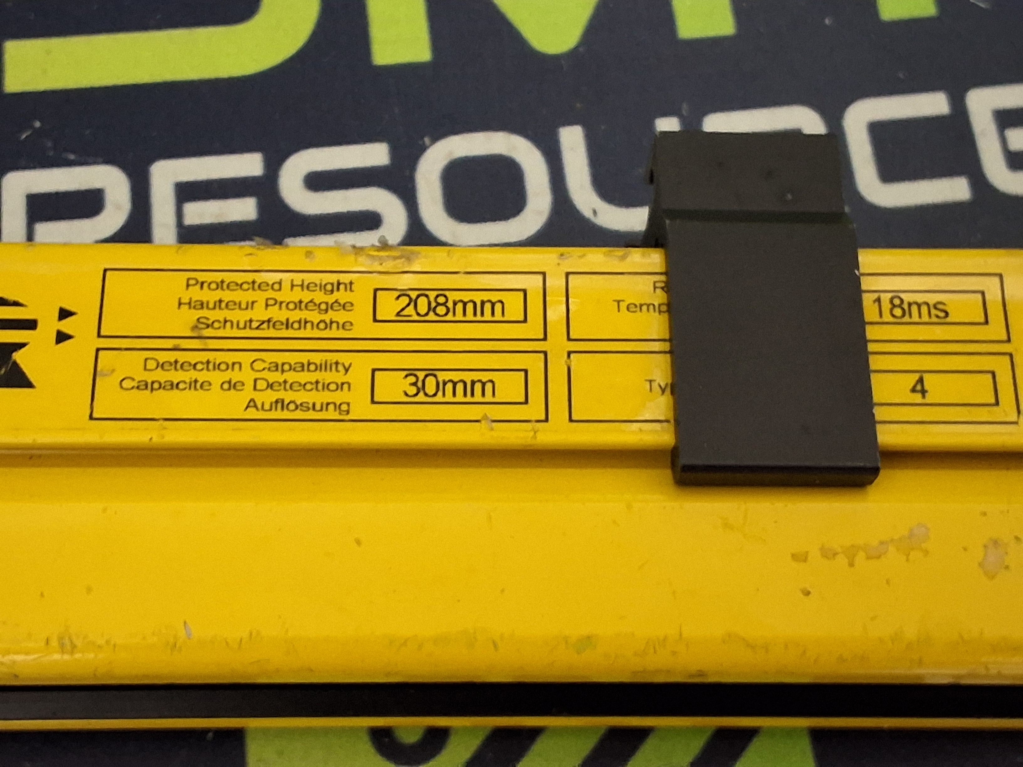 Used GUARDSTAR BS0230R SAFETY LIGHT CURTAIN RECEIVER 208mm 24VDC 