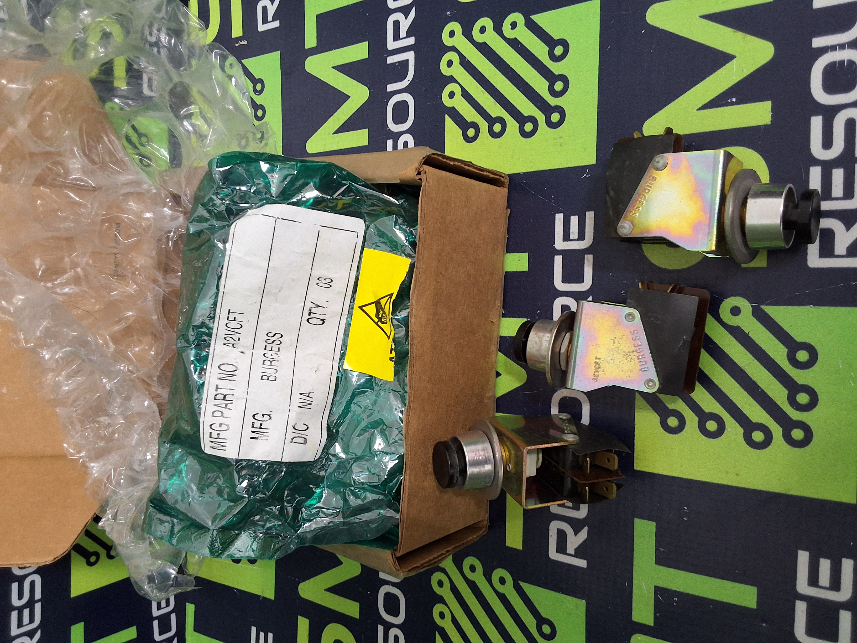 BURGESS A2VCFT PUSH-BUTTON PANEL MOUNT SNAP-ACTION MICROSWITCH - LOT OF 3 - BRAND NEW