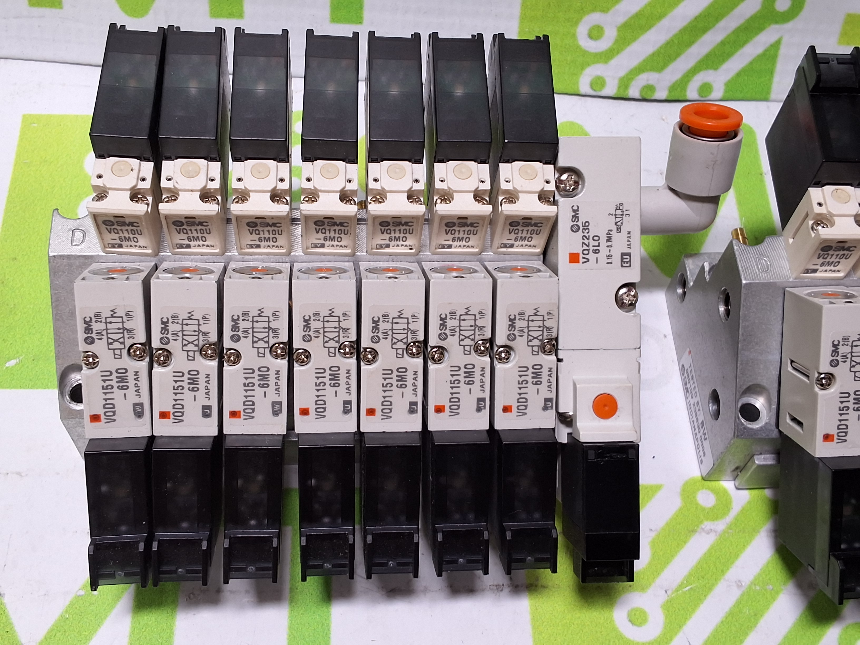 Used SMC PNEUMATIC 7X SOLENOID VALVE MANIFOLD VQZ235-6LO WITH 7 PORTS 
