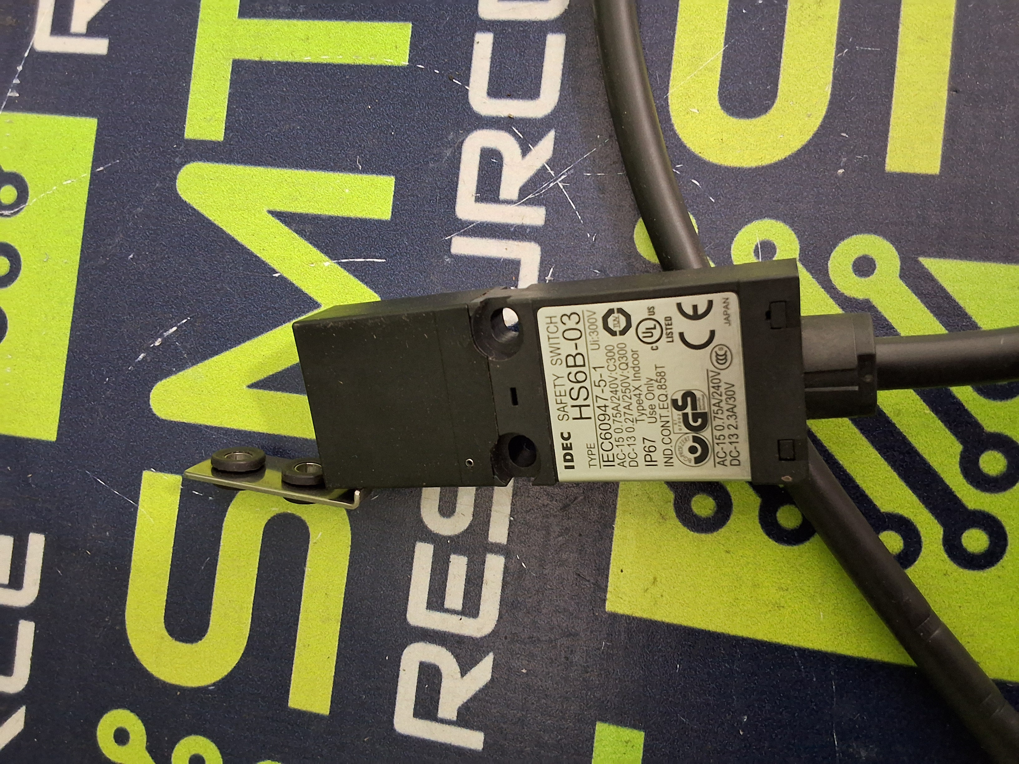 Used IDEC HS6B-03 SAFETY INTERLOCK SWITCH WITH KEY