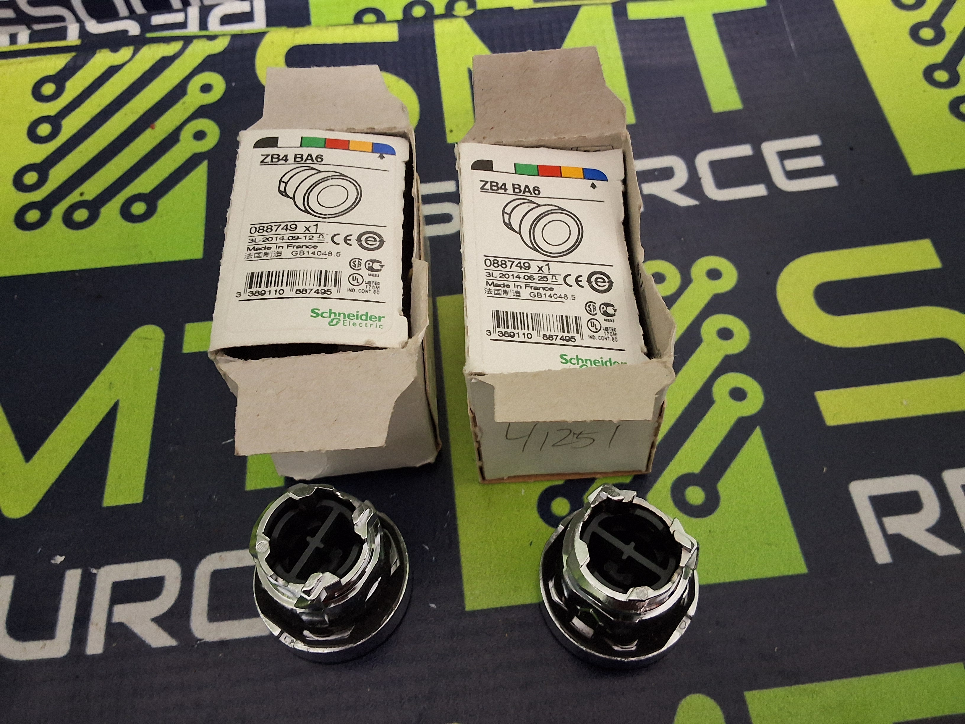 SCHNEIDER ELECTRIC ZB4BA6 BLUE PUSHBUTTON HEAD - LOT OF 2 - BRAND NEW
