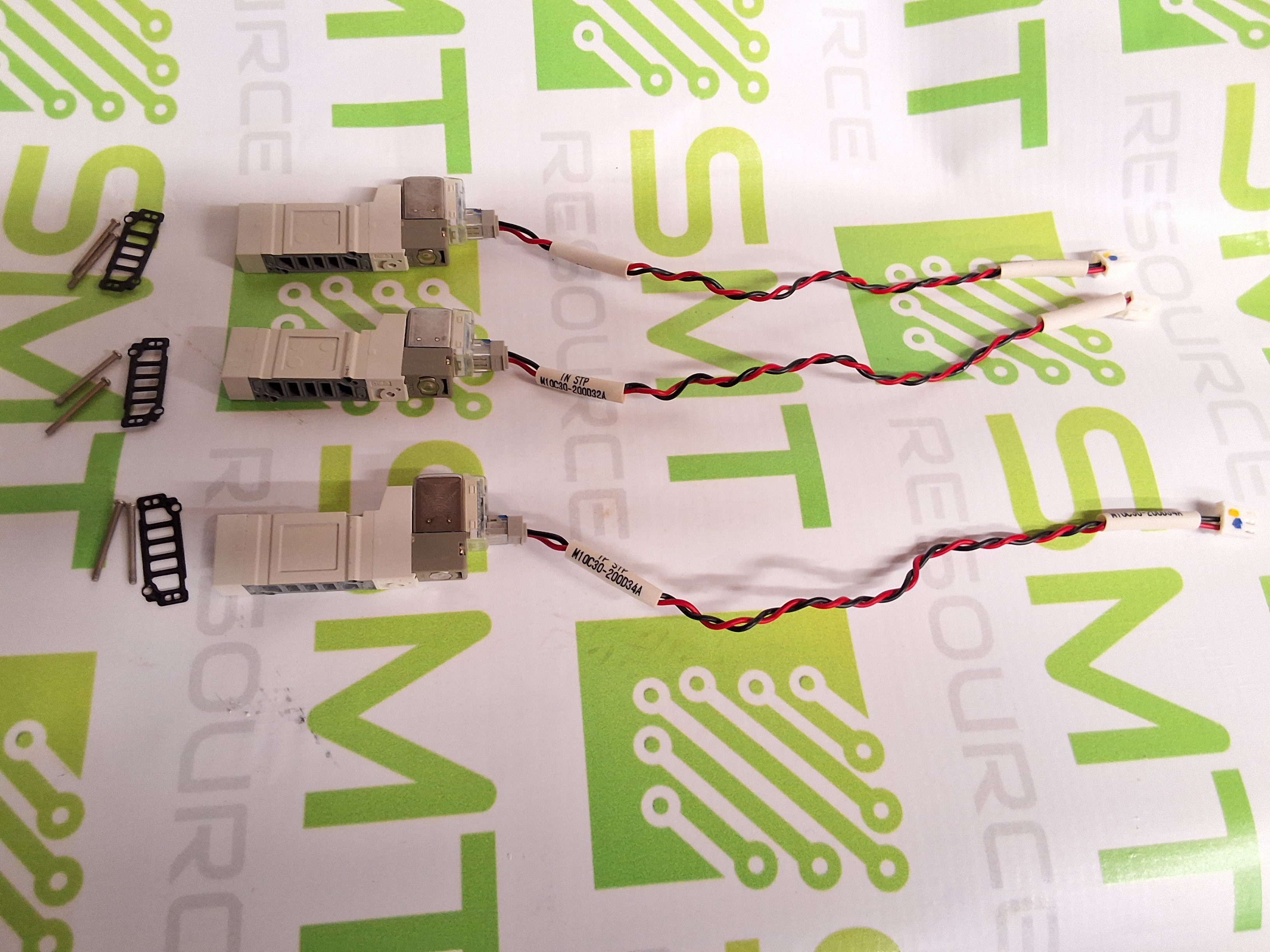 Used SMC SY3140-5L0Z 24 VDC Pneumatic Solenoid Valve w/ Gasket & Hardware