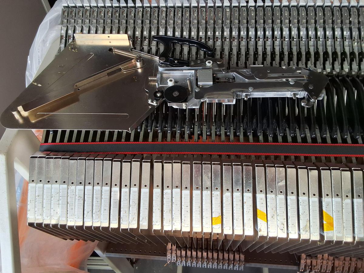 Used YAMAHA KW1-M1200-320 (PA2903/79) CL SERIES FEEDER 8mm x 4mm