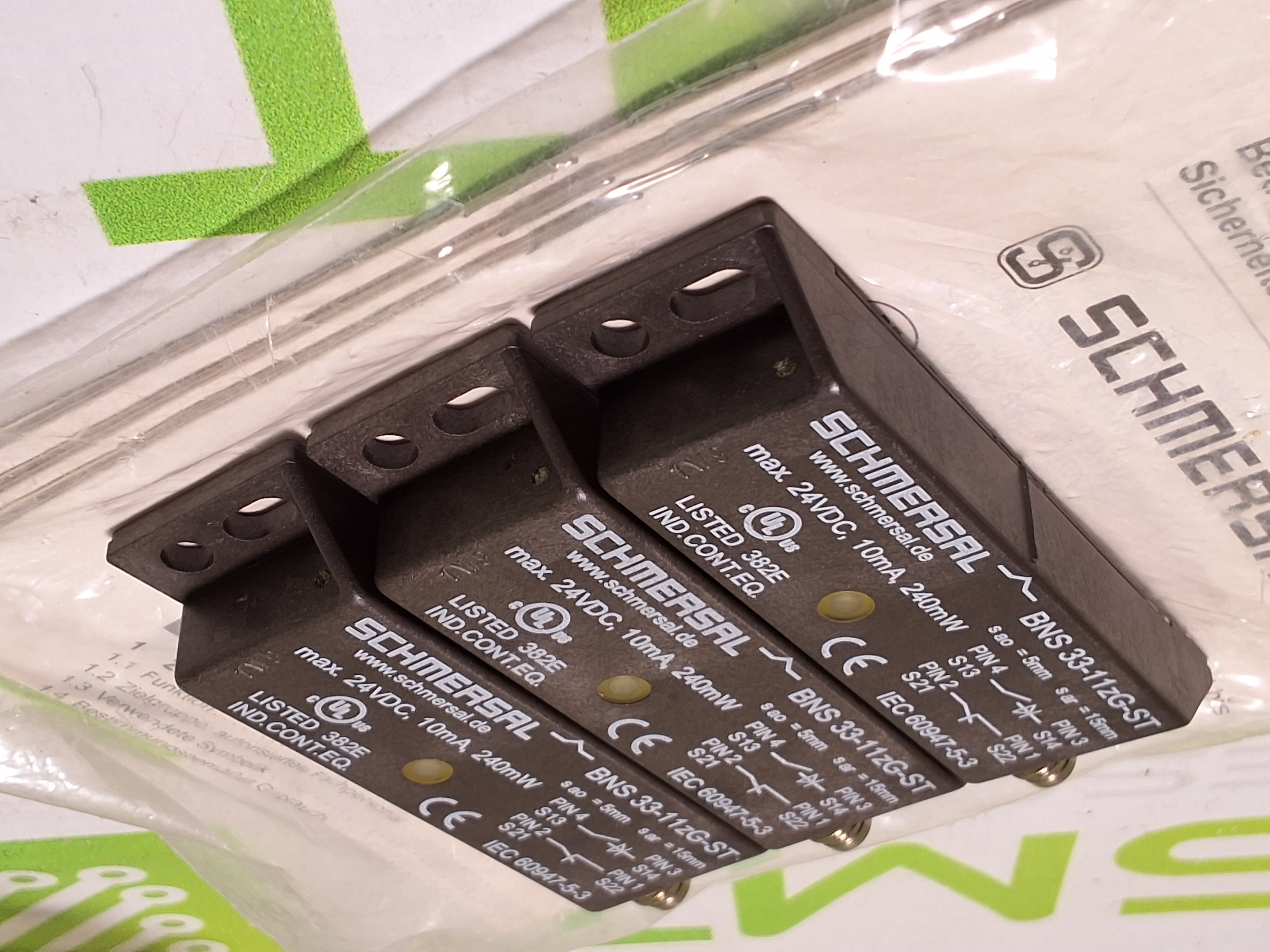 SCHMERSAL BNS 33-11zG-ST SAFETY SENSOR - BRAND NEW