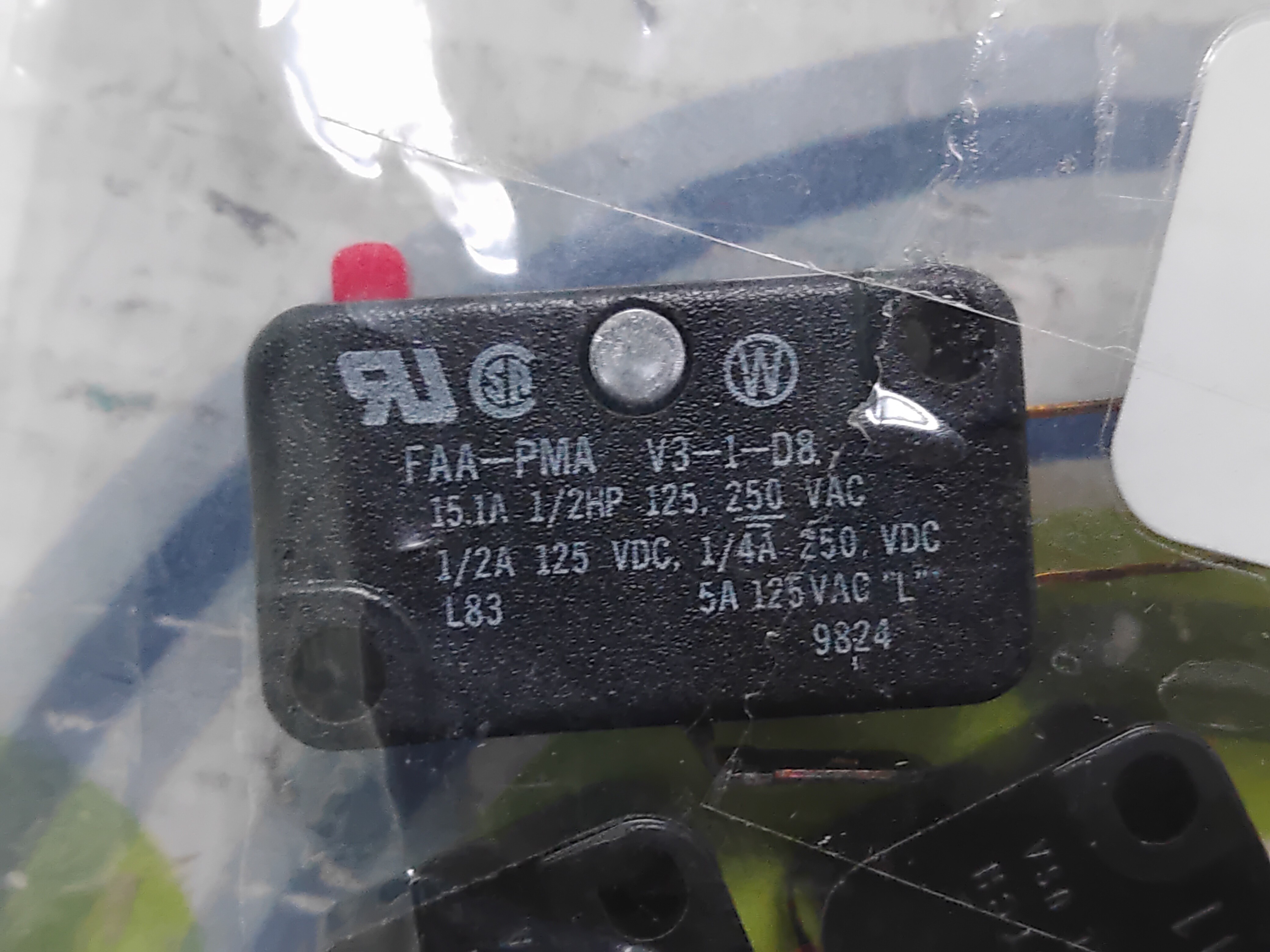 MICRO SWITCH V3L-1-D8 MINIATURE BASIC SWITCH- LOT OF 4 UNITS