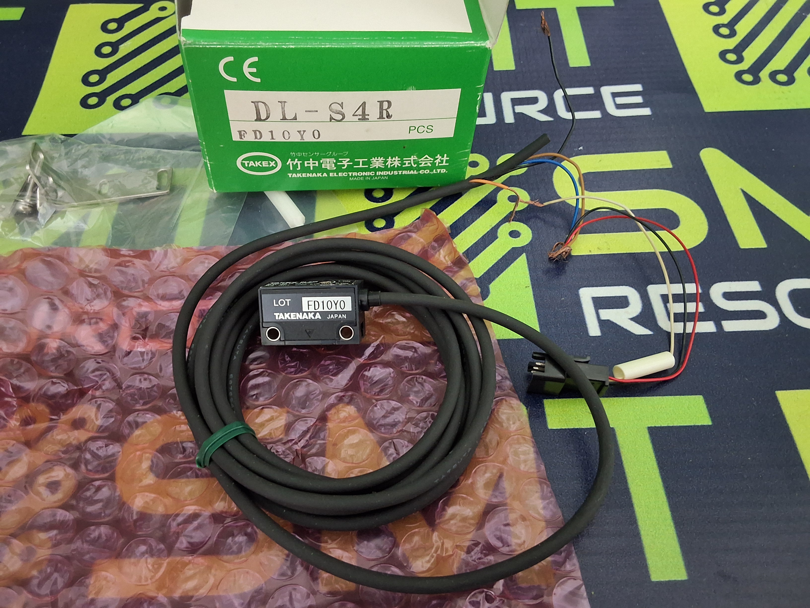 Used TAKEX / TAKENAKA DL-SR4 DIFFUSE-REFLECTION PHOTOELECTRIC SENSOR 12-24VDC 