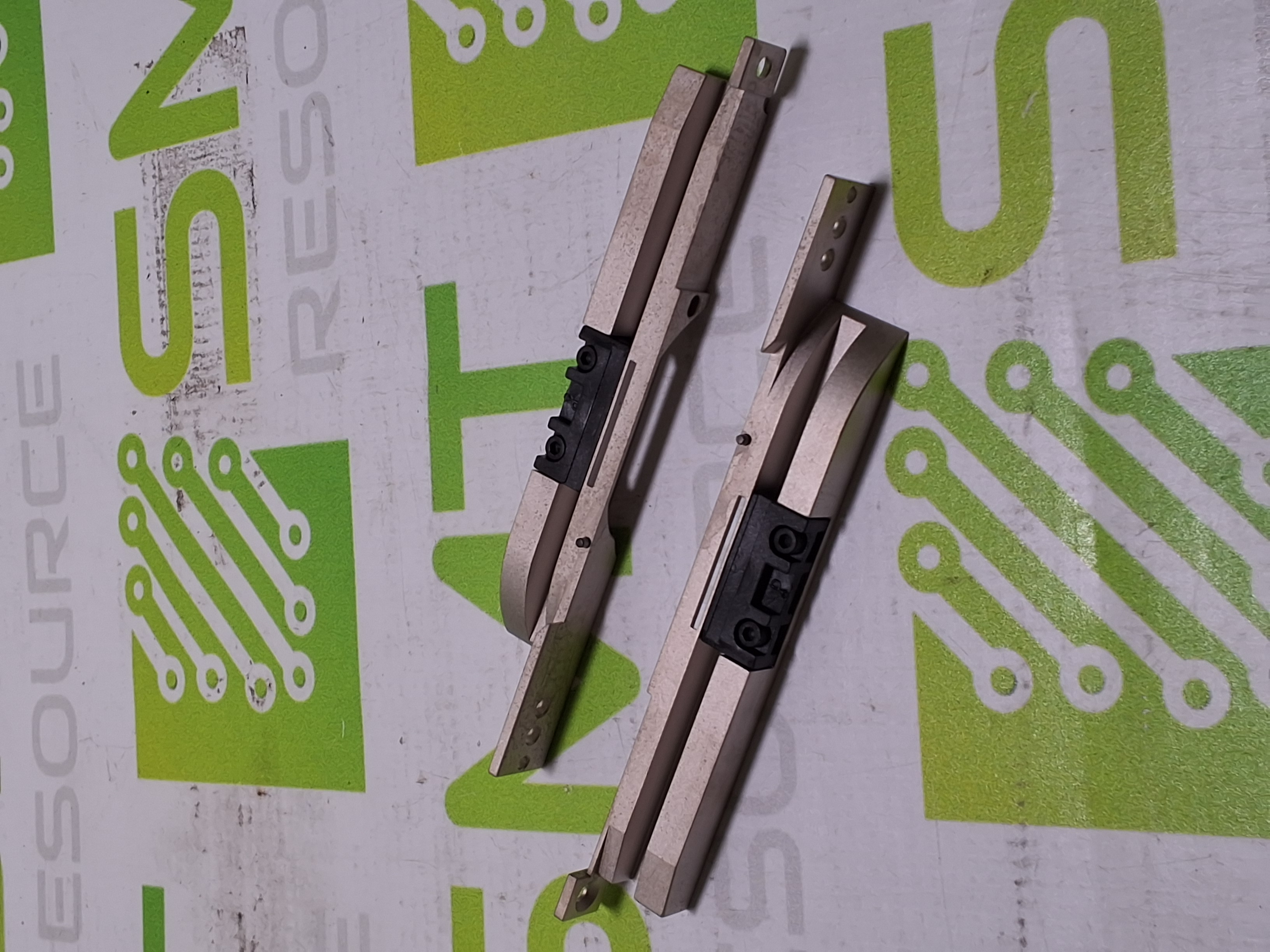 Used UNIVERSAL INSTRUMENTS 550A-S13 TAPE GUIDE ASSEMBLY - LOT OF 2 -