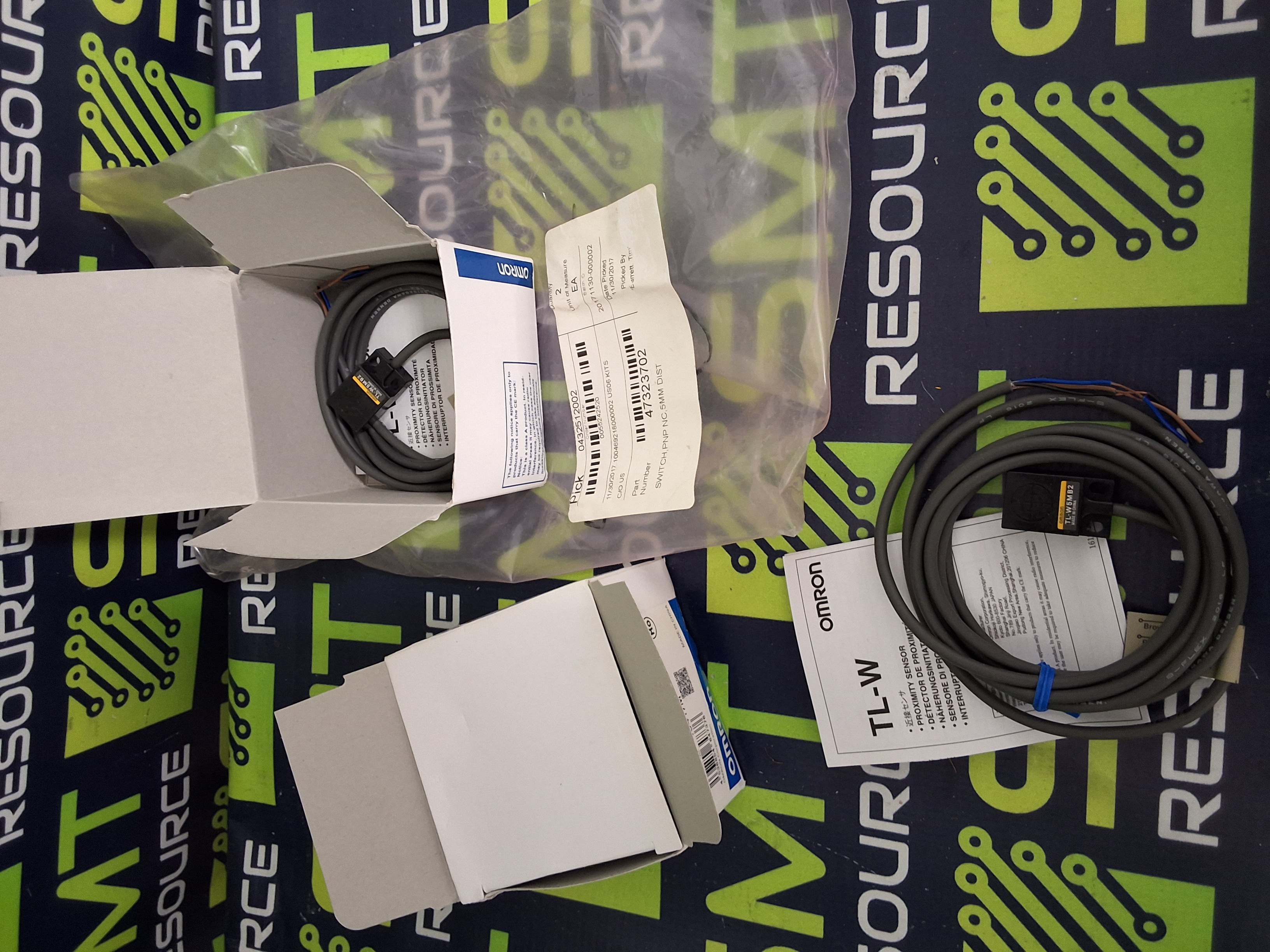 OMRON TL-W5MB2 INDUCTIVE PROXIMITY SENSOR 12-24VDC - BRAND NEW