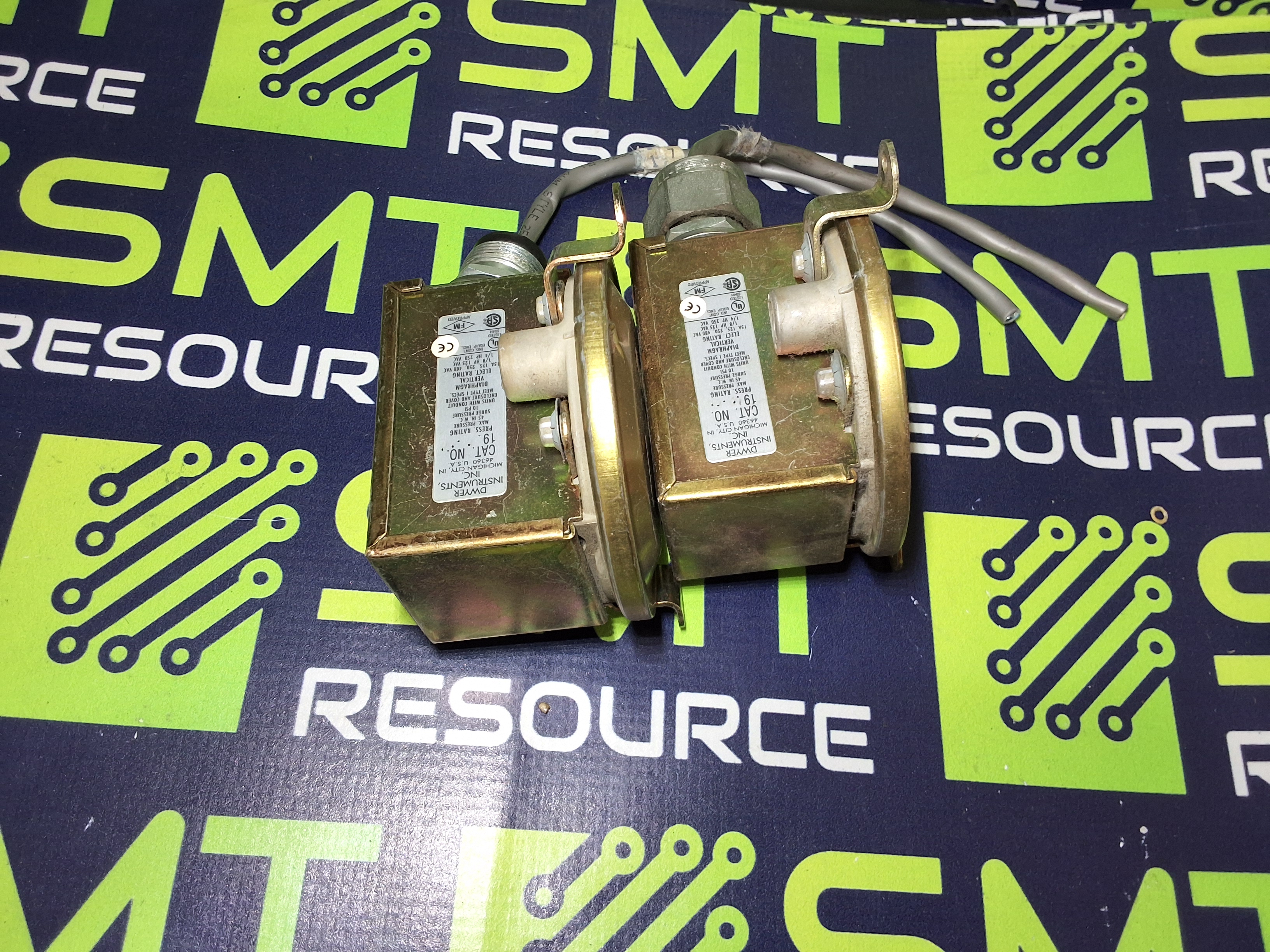 Used DWYER 1910-0 PRESSURE SWITCH - LOT OF 2 -