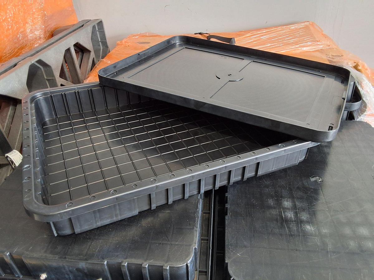 Used Metro TB93030 Polypropylene Tote with Lids