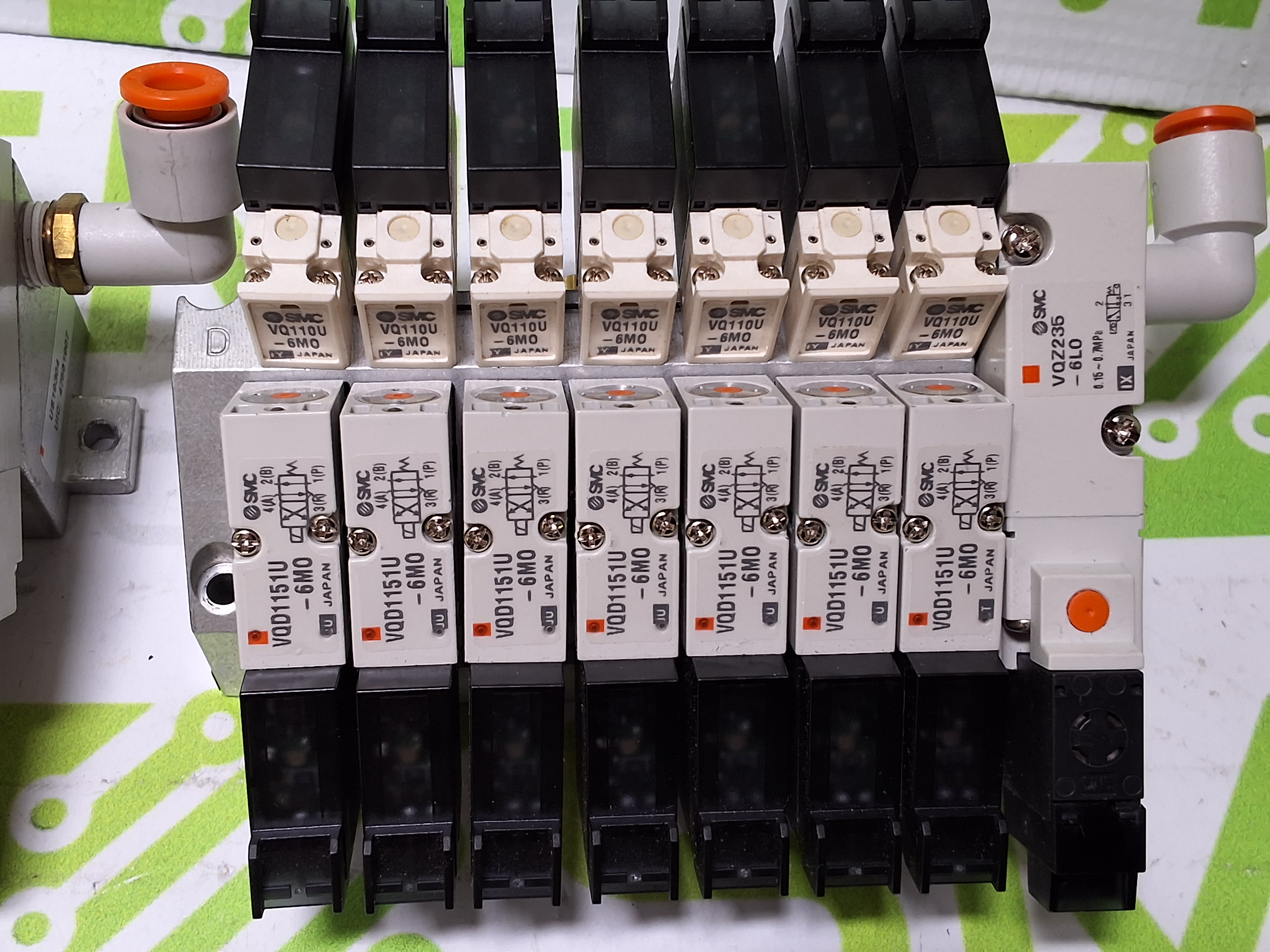 Used SMC PNEUMATIC 7X SOLENOID VALVE MANIFOLD VQZ235-6LO WITH 7 PORTS 