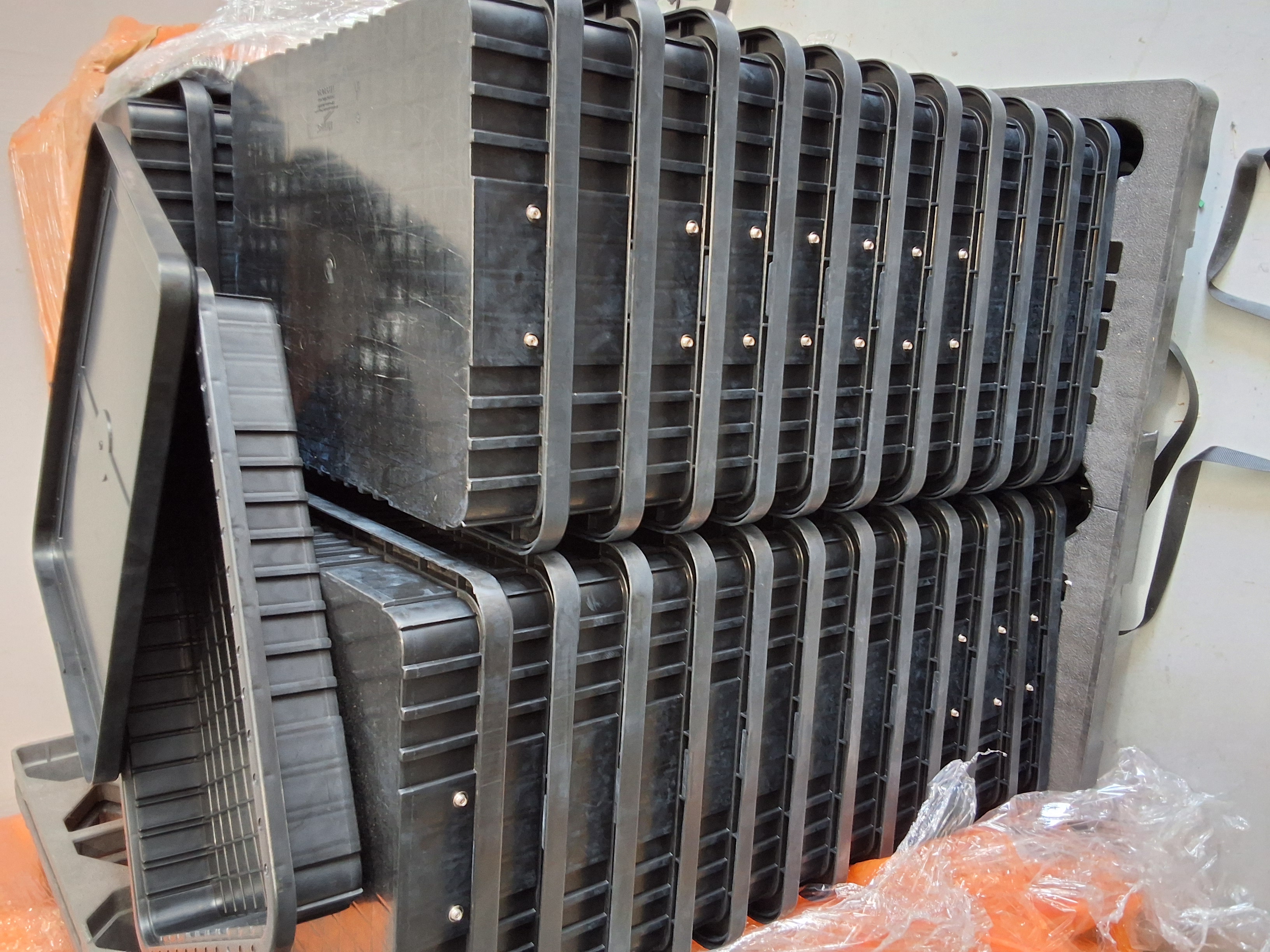 Used Metro TB93030 Polypropylene Tote with Lids