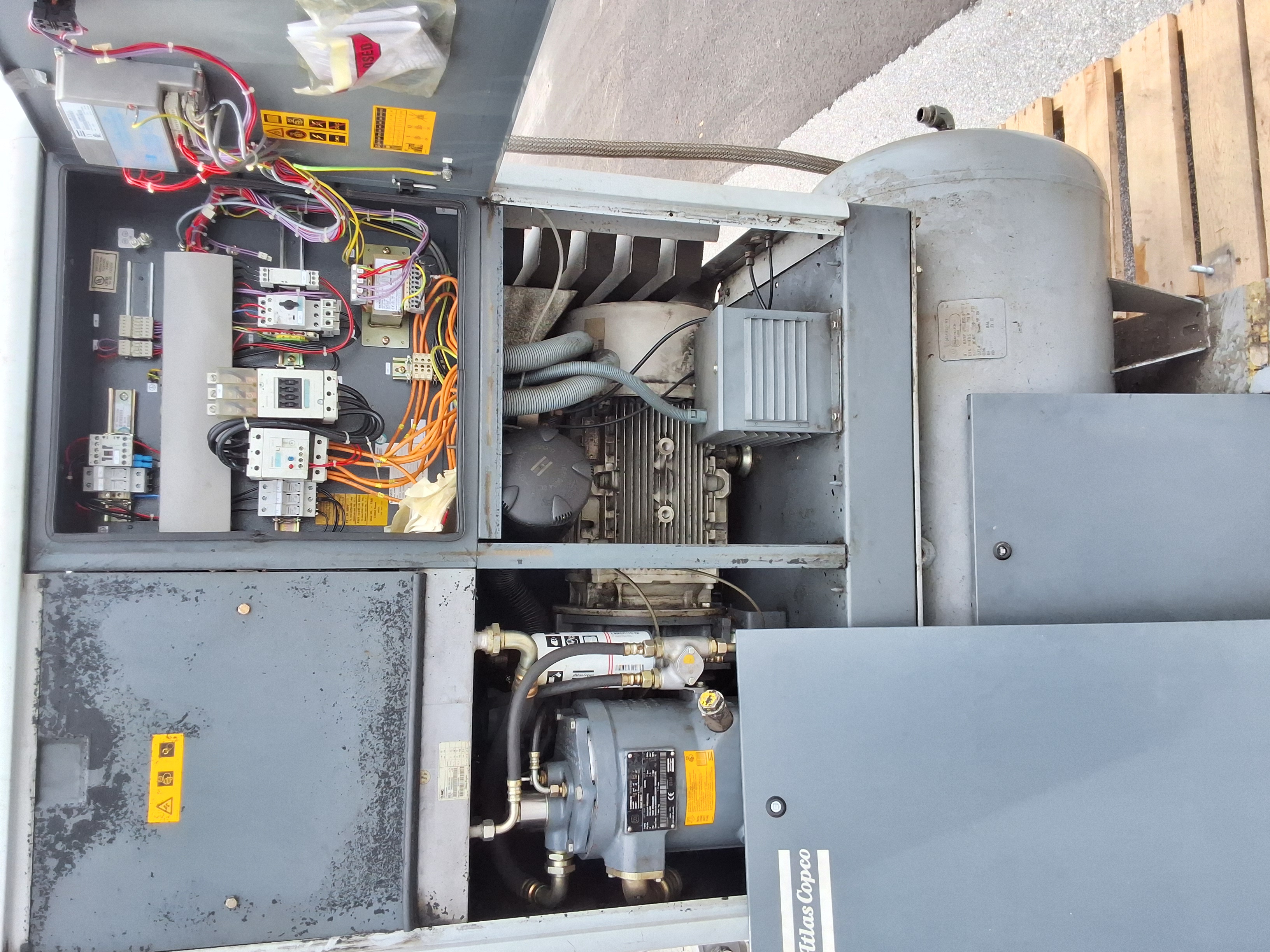 Used ATLAS COPCO GA30C FF WORKPLACE AIR SYSTEM 40HP (30kW) INDUSTRIAL ROTARY SCREW AIR COMPRESSOR WITH BUILT-IN REFRIGERANT AIR DRYER