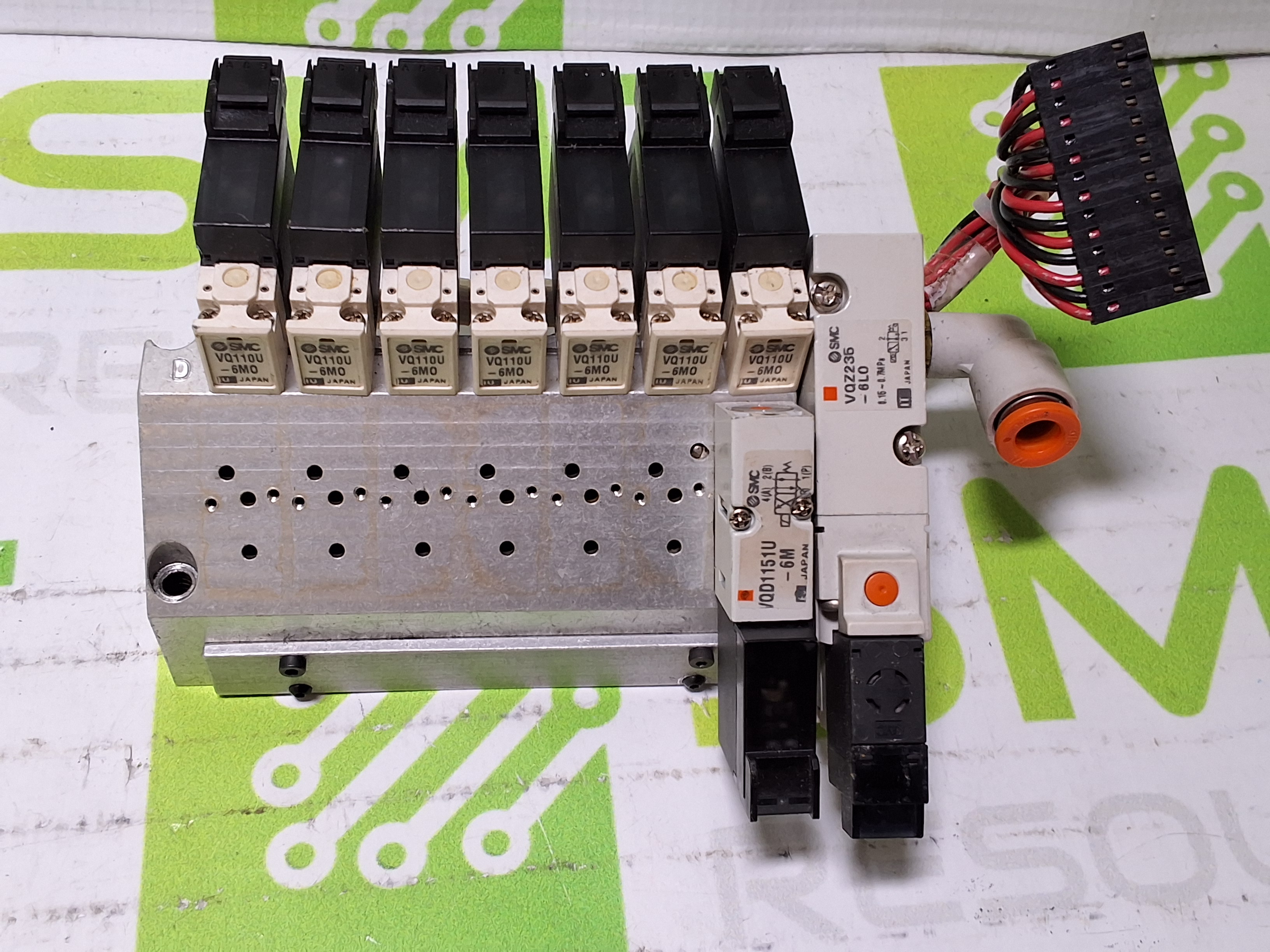 Used SMC PNEUMATIC 7X SOLENOID VALVE MANIFOLD VQZ235-6LO WITH 7 PORTS 