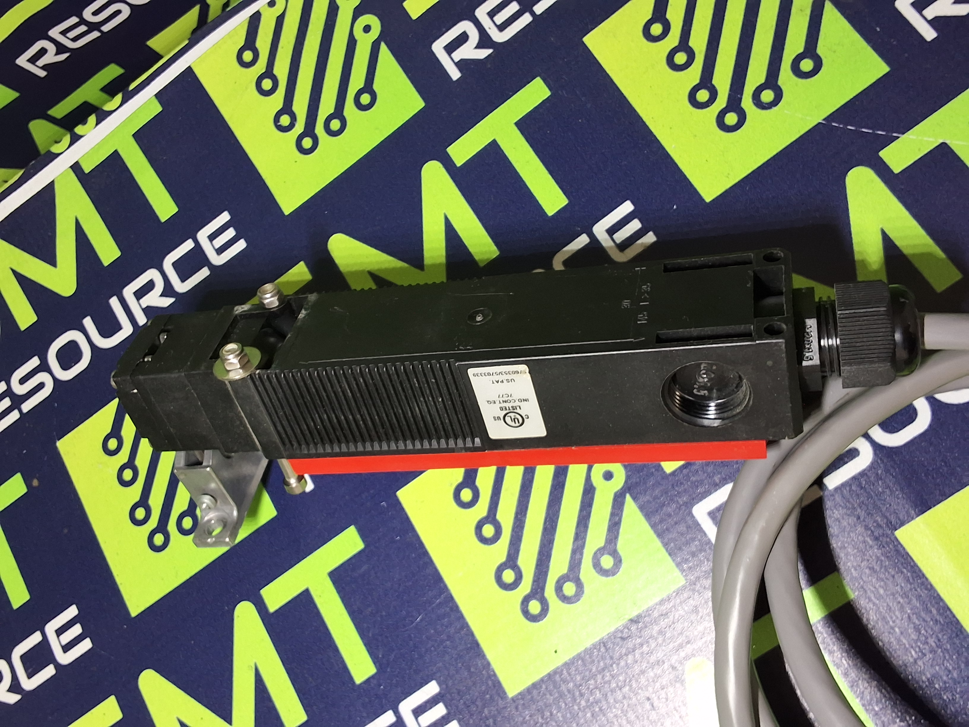 Used EUCHNER TP4-4121C024M SAFETY SWITCH WITH KEY 084273