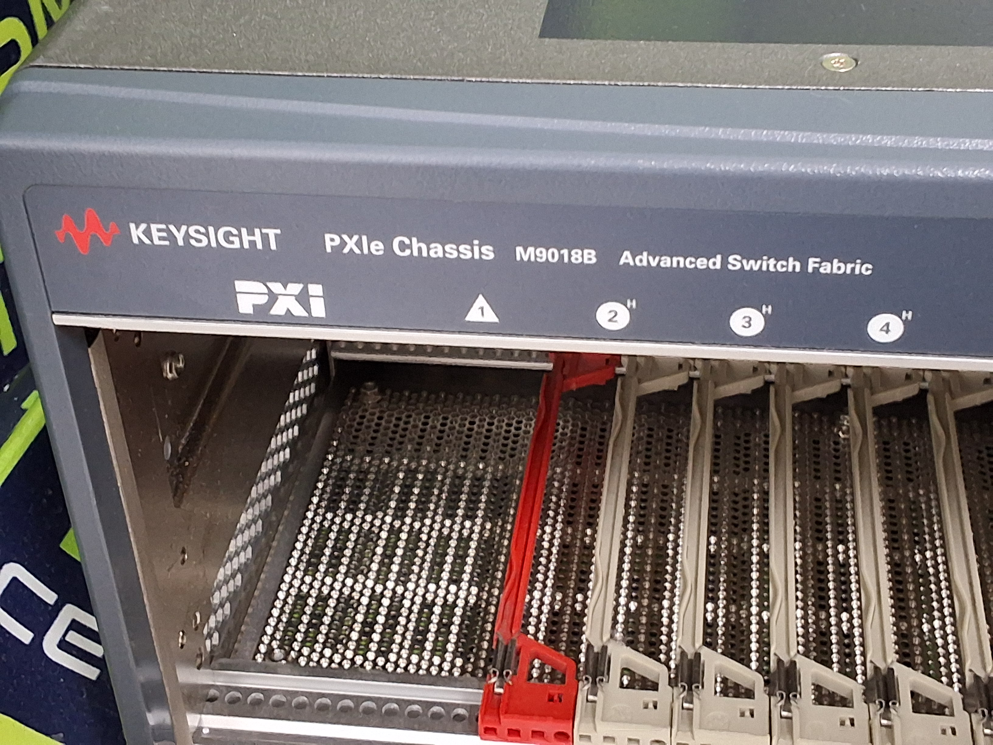 Used KEYSIGHT PXIe CHASSIS M9018B ADVANCED SWITCH FABRIC 18-SLOT 220/240V 1300W