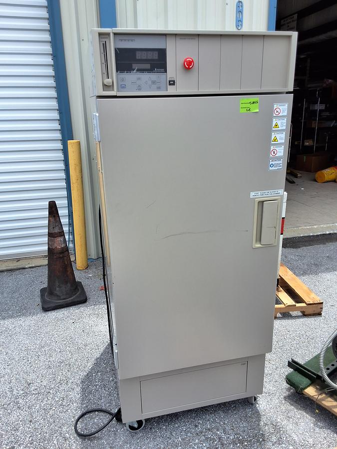 Used ESPEC CORP. PV-222 VERTICAL INDUSTRIAL OVEN 230VAC 1-PHASE 50/60Hz