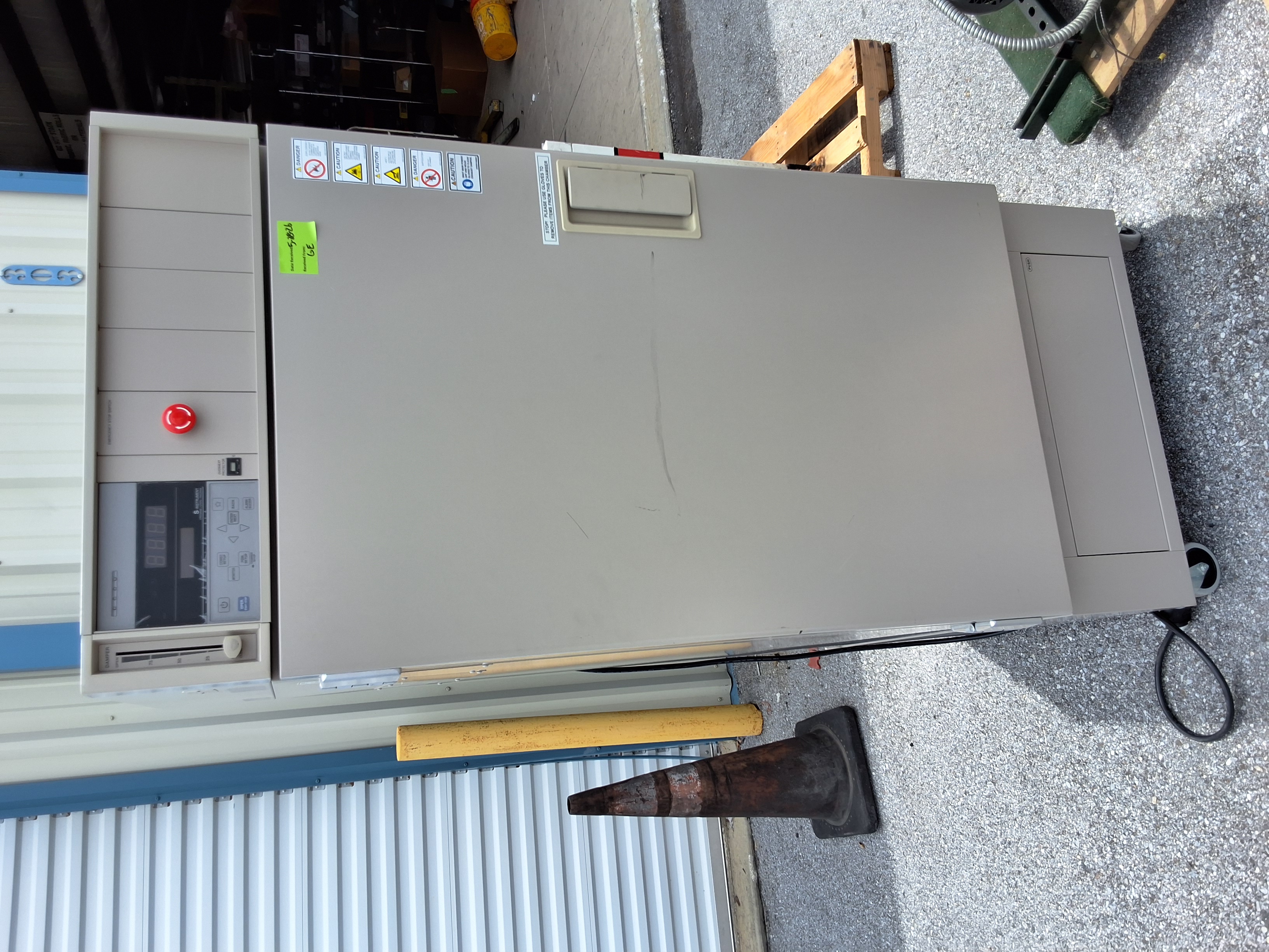 Used ESPEC CORP. PV-222 VERTICAL INDUSTRIAL OVEN 230VAC 1-PHASE 50/60Hz