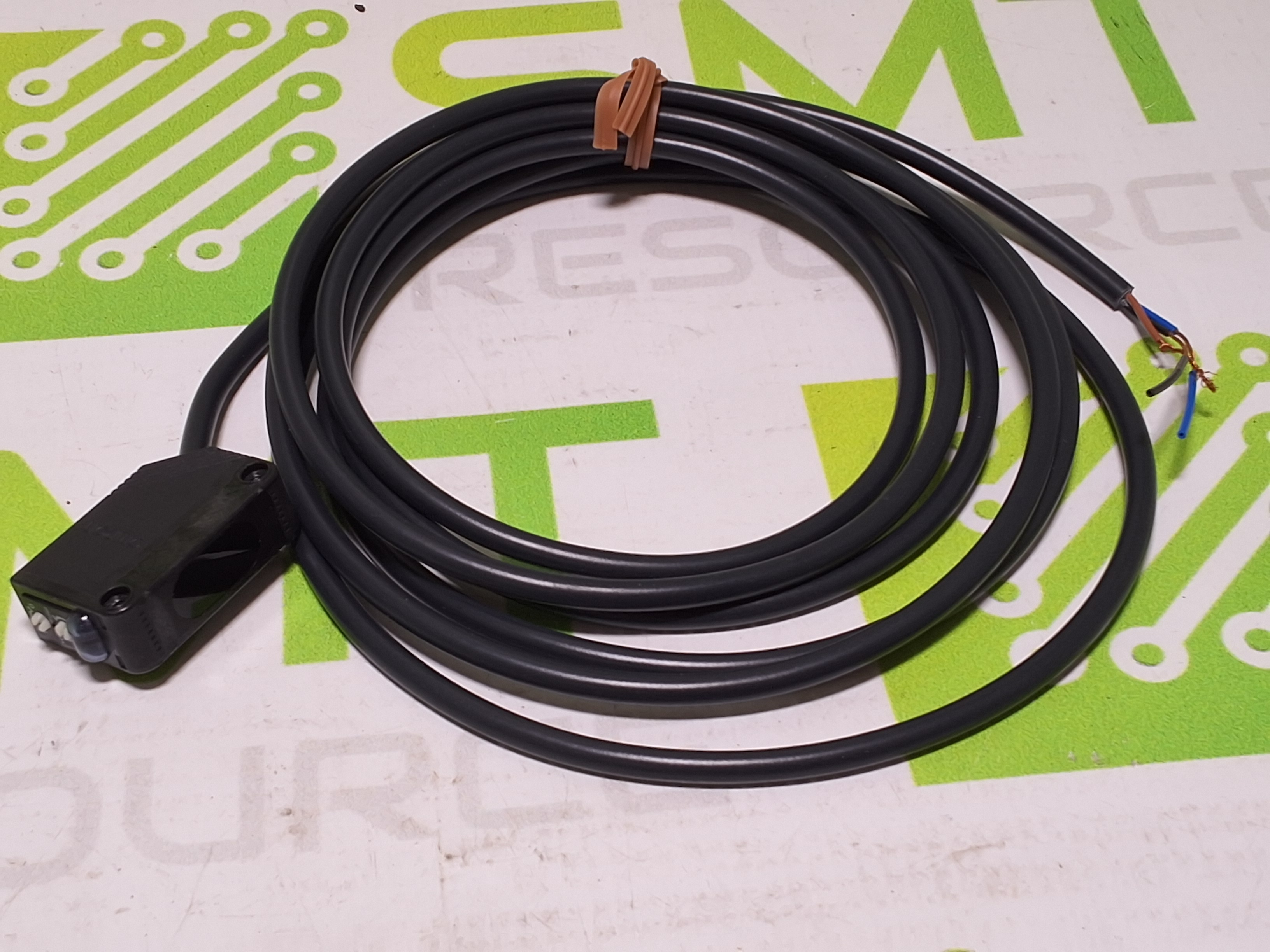 Used OMRON E3Z-D62 PHOTOELECTRIC SENSOR SWITCH 