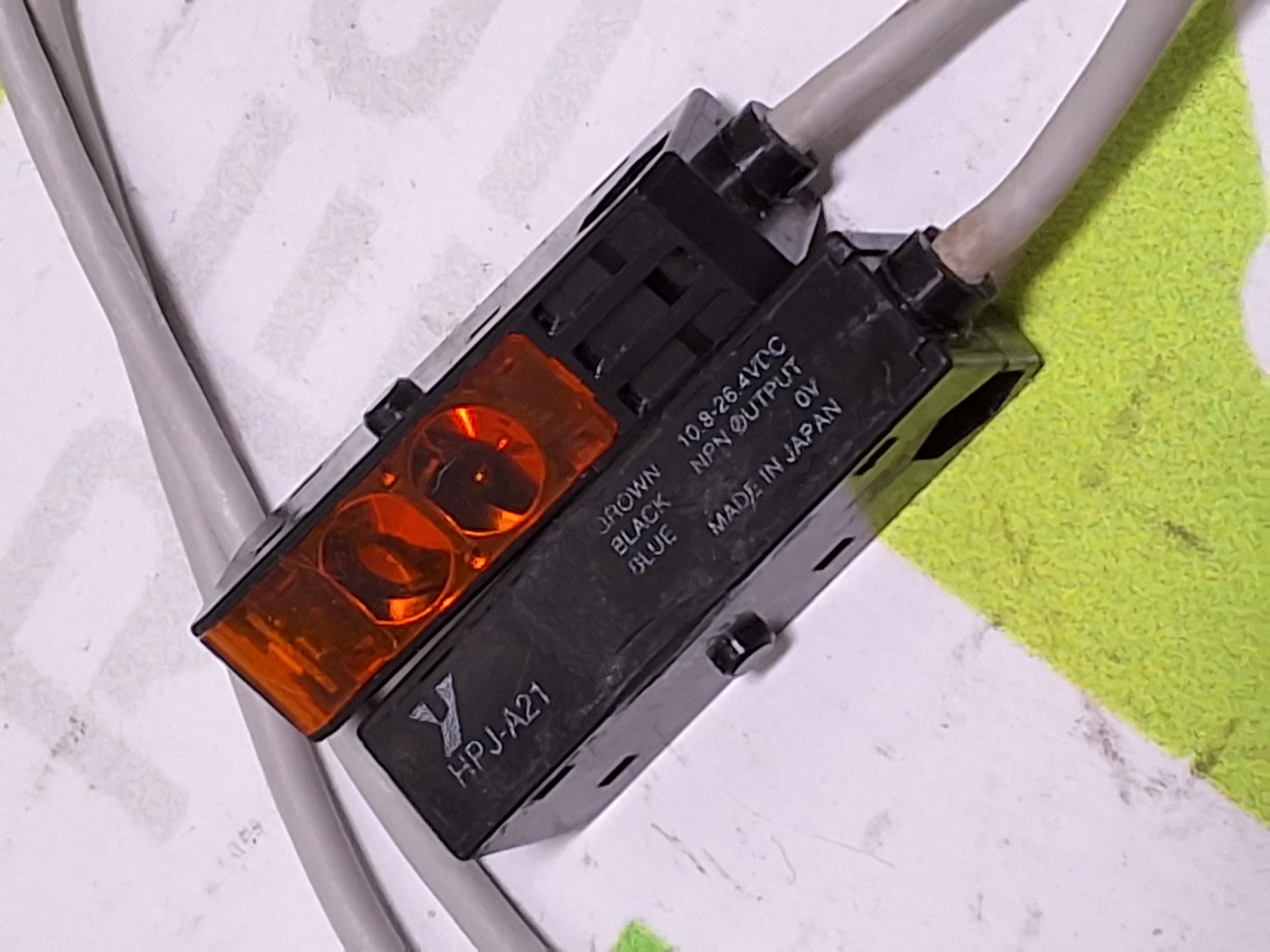 Used YAMATAKE HPJ-A21 PHOTOELECTRIC SWITCH