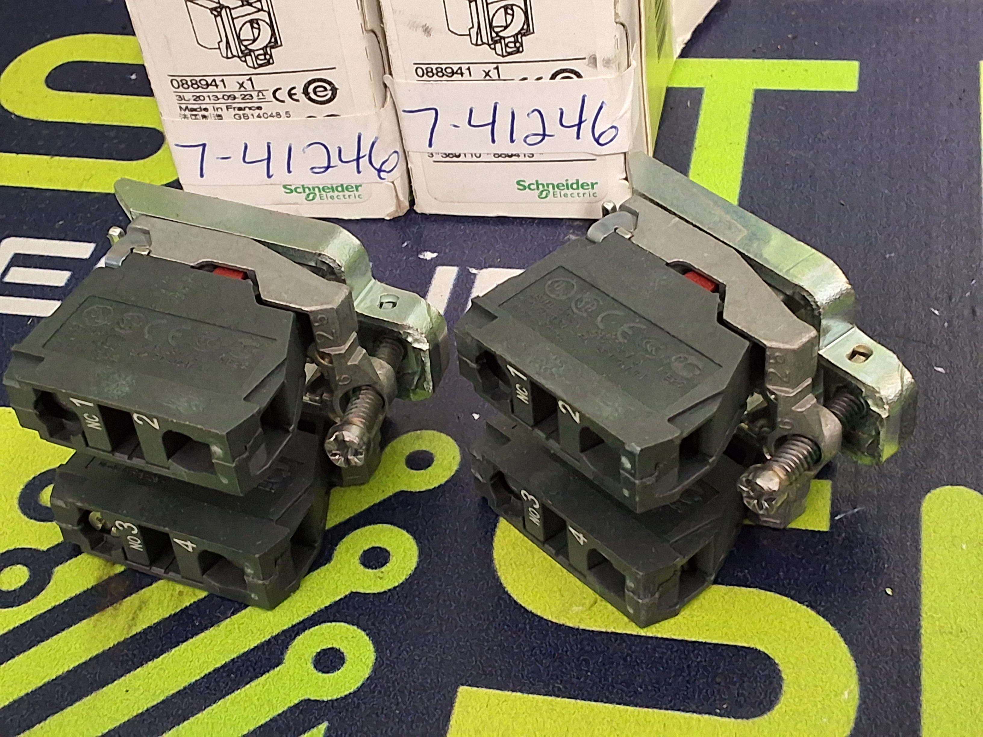SCHNEIDER ELECTRIC ZB4BZ105 CONTACT BLOCK ASSEMBLY WITH METAL MOUNTING COLLAR - BRAND NEW