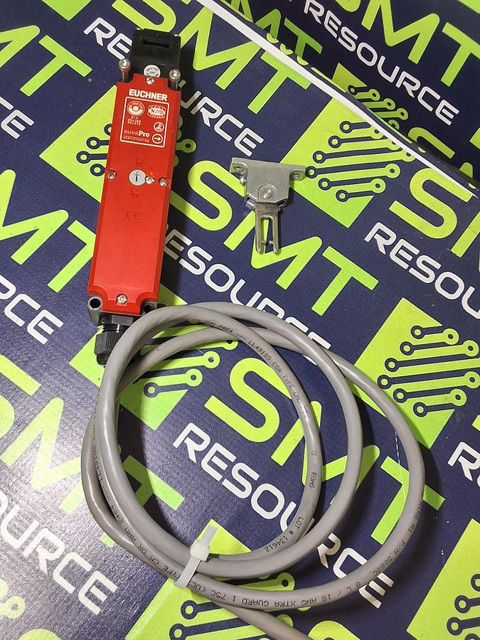 Used EUCHNER TP4-4121C024M SAFETY SWITCH WITH KEY 084273