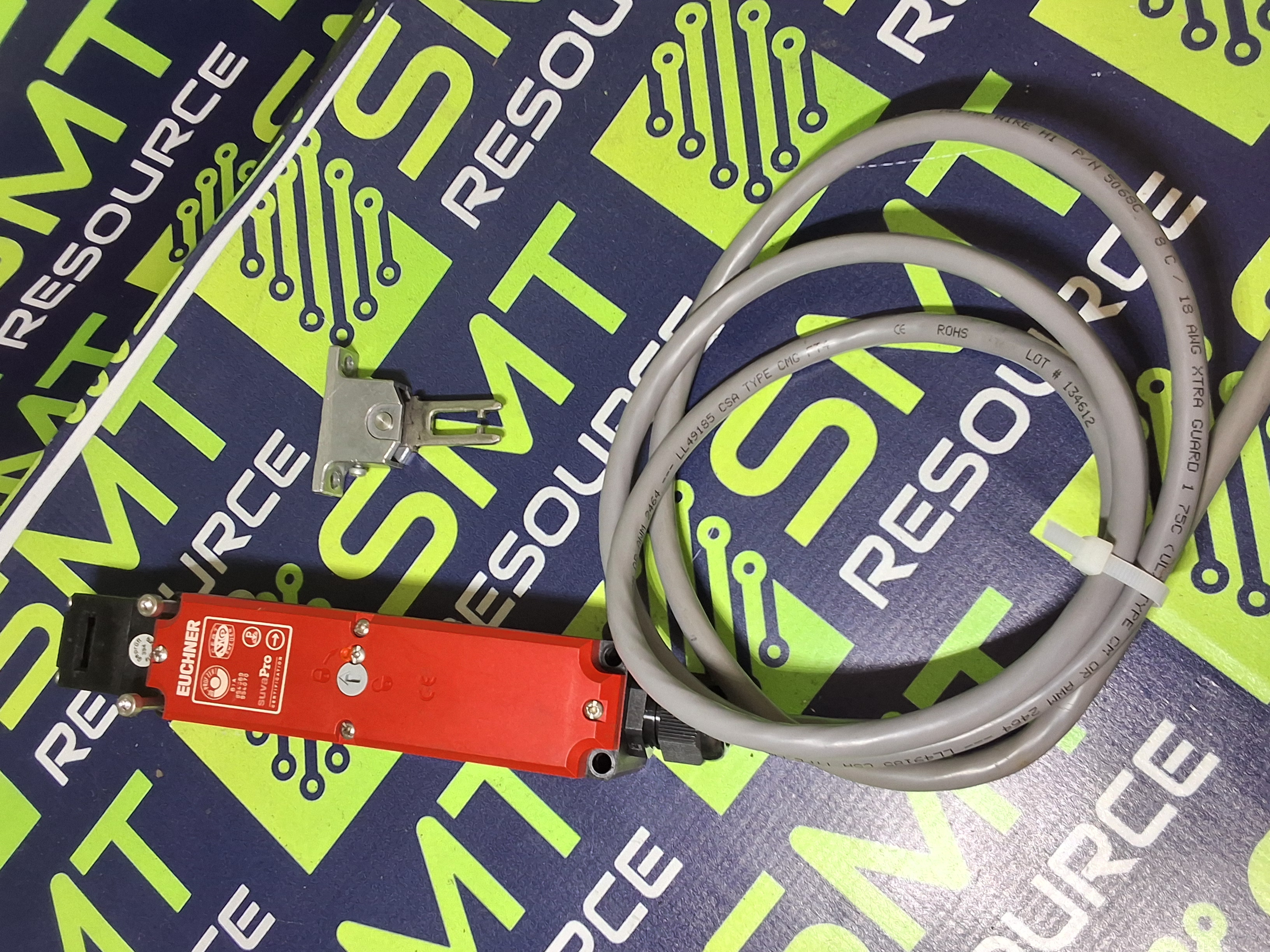 Used EUCHNER TP4-4121C024M SAFETY SWITCH WITH KEY 084273